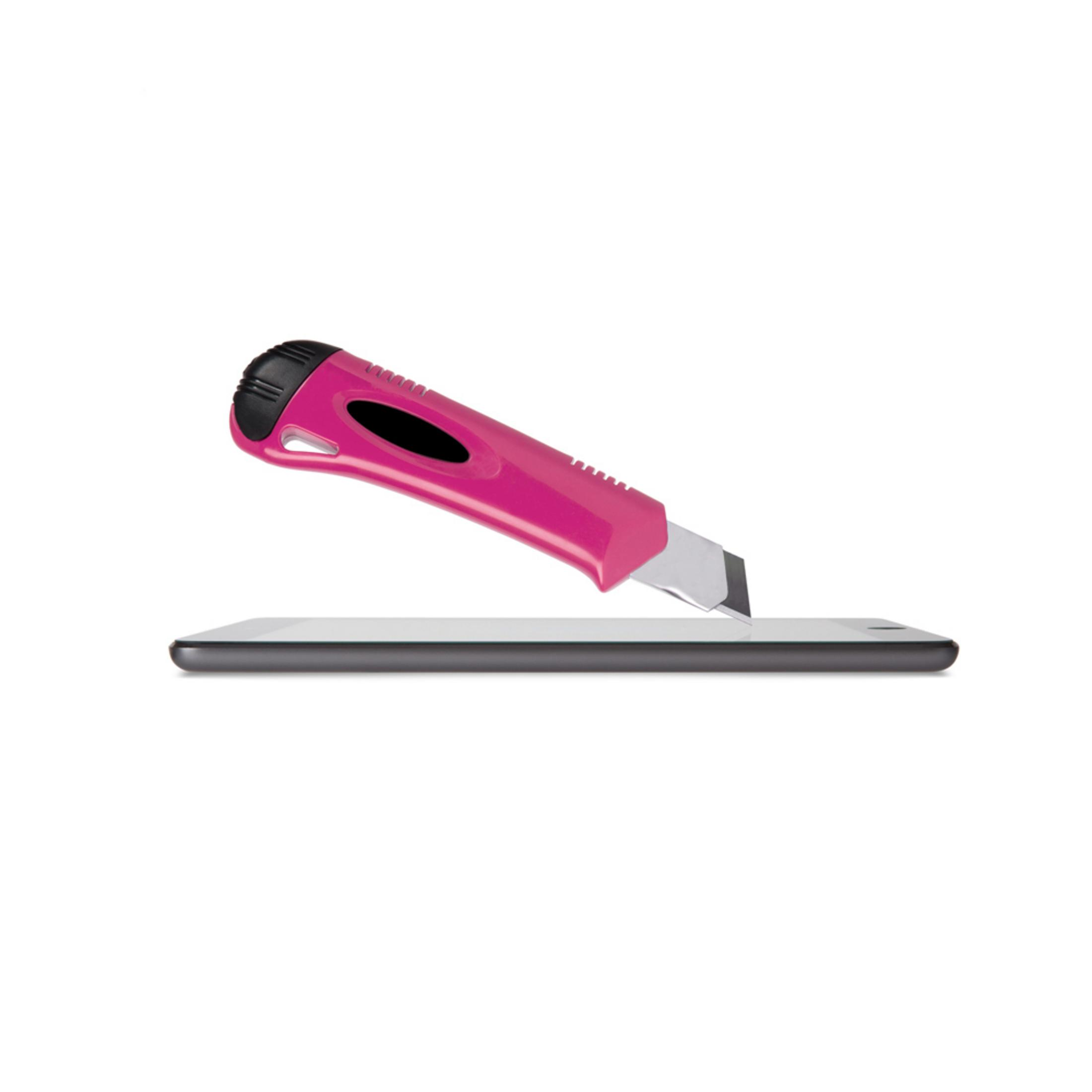 Un taglierino rosa sospeso sopra uno smartphone.