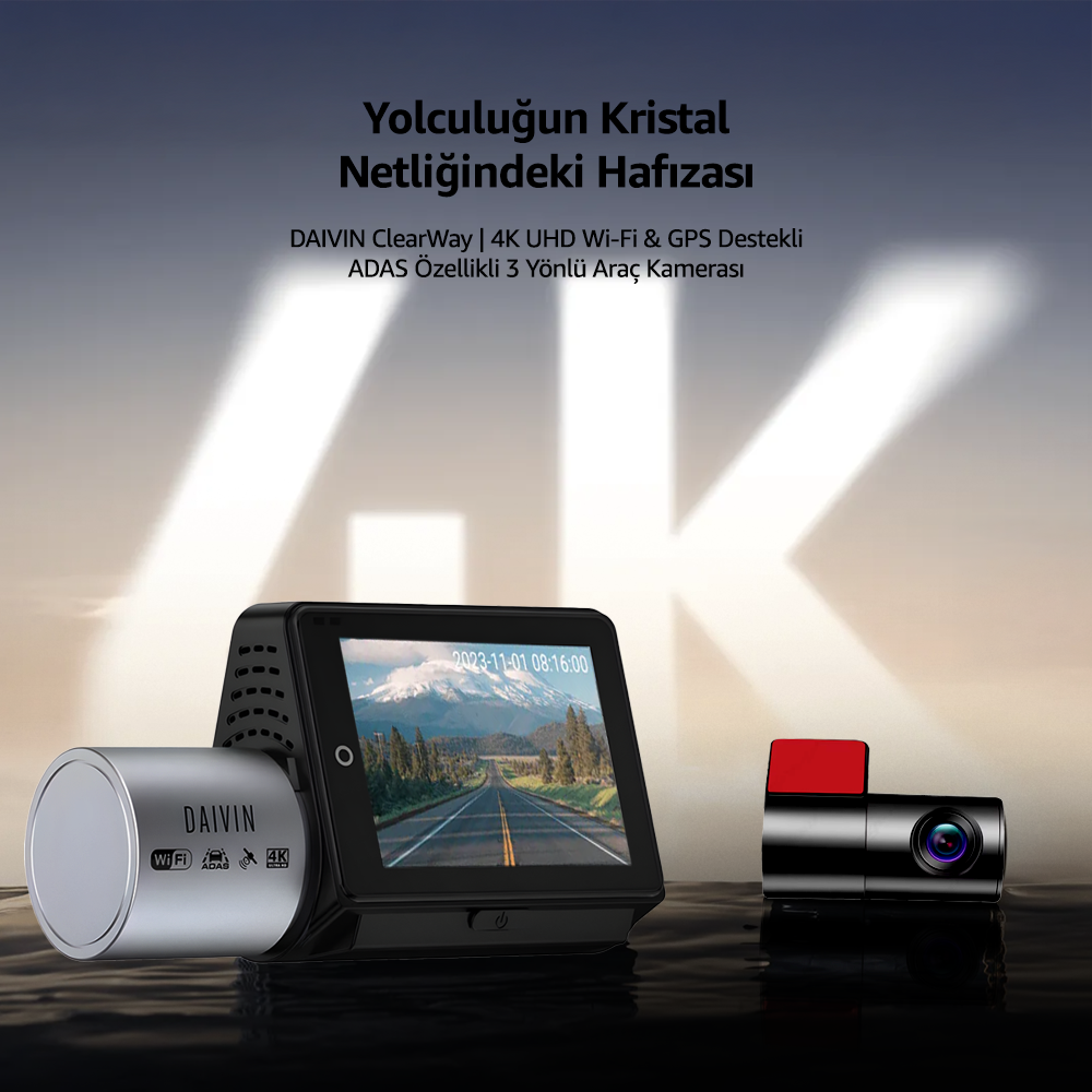 Gümüş ve siyah gövdeli üç yönlü araç kamerası koyu yüzeyde.