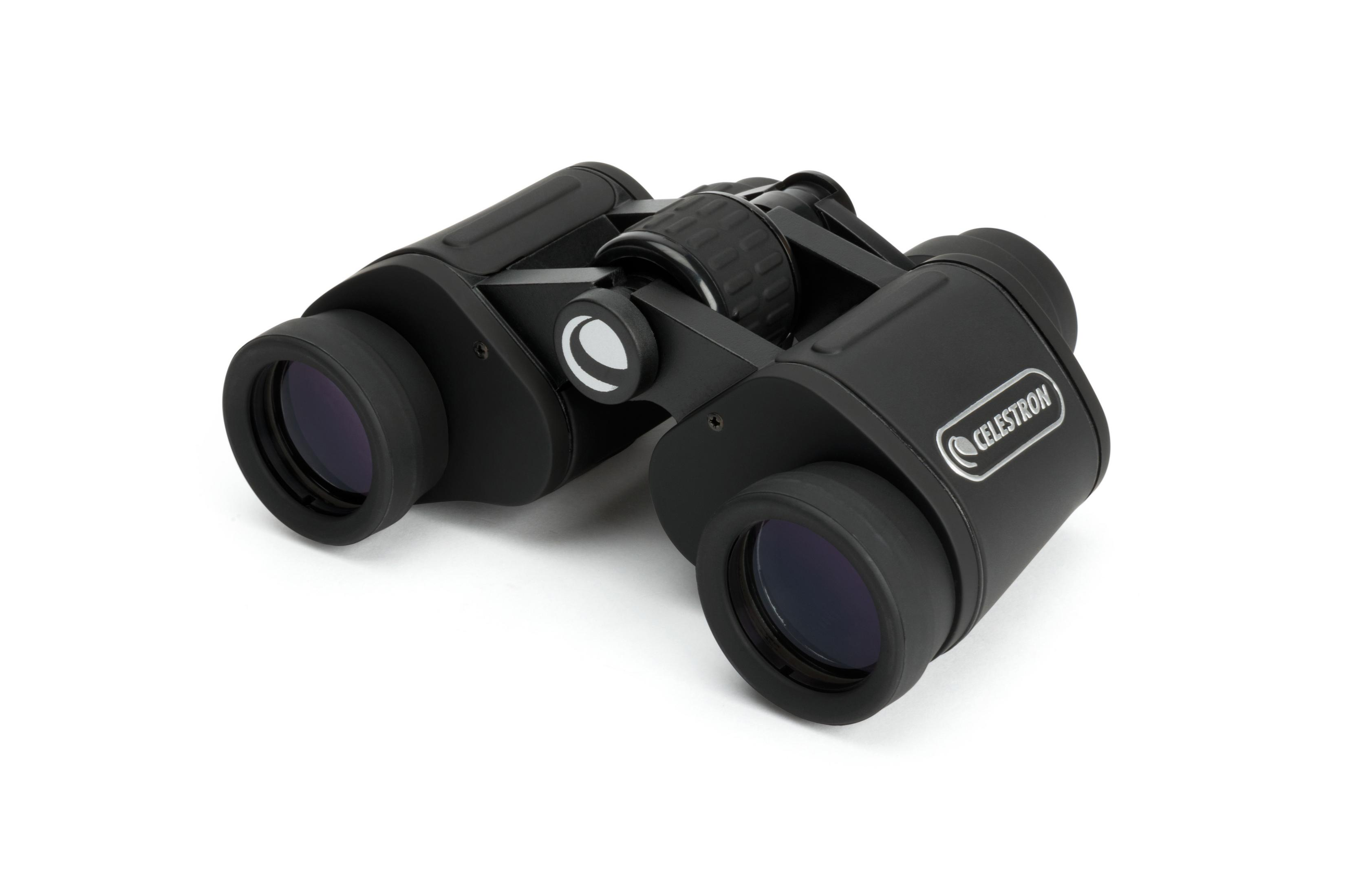 Schwarze Celestron-Ferngläser mit Fokussierrad und Objektivschutz auf weißem Hintergrund.
