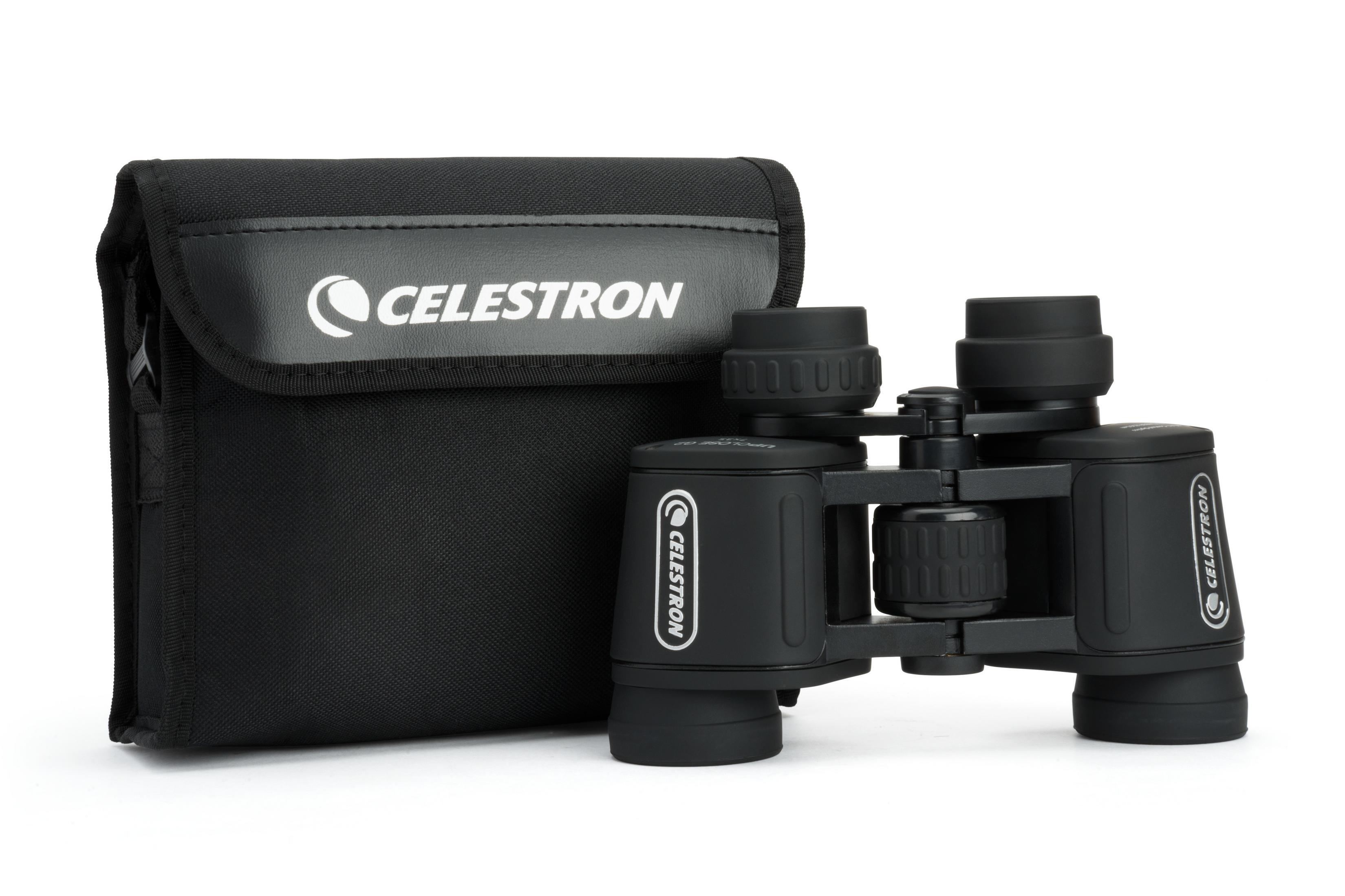 Schwarze Celestron-Ferngläser mit Tasche, auf weißem Hintergrund.