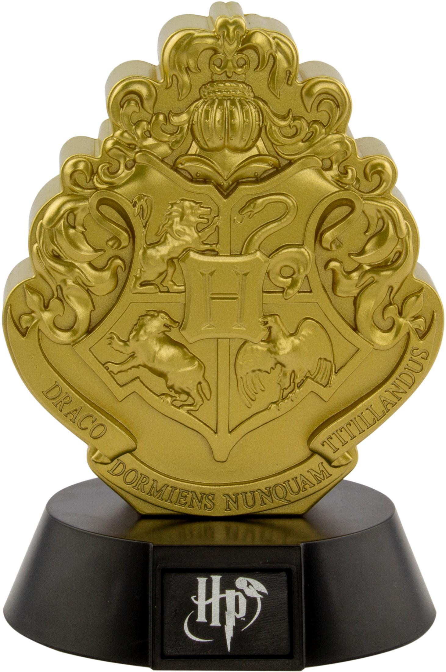 Goldenes Wappen mit Löwe, Schlange, Adler, Dachs und Krone, auf schwarzem Sockel.