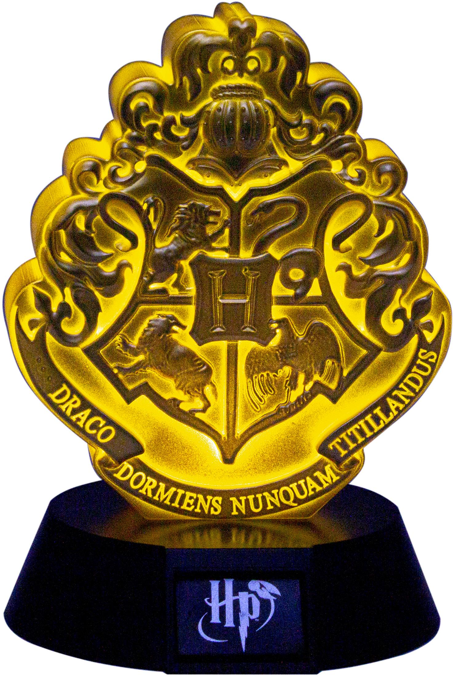 Ein goldenes Wappen mit vier Tieren und dem Buchstaben H, auf einem schwarzen Sockel.