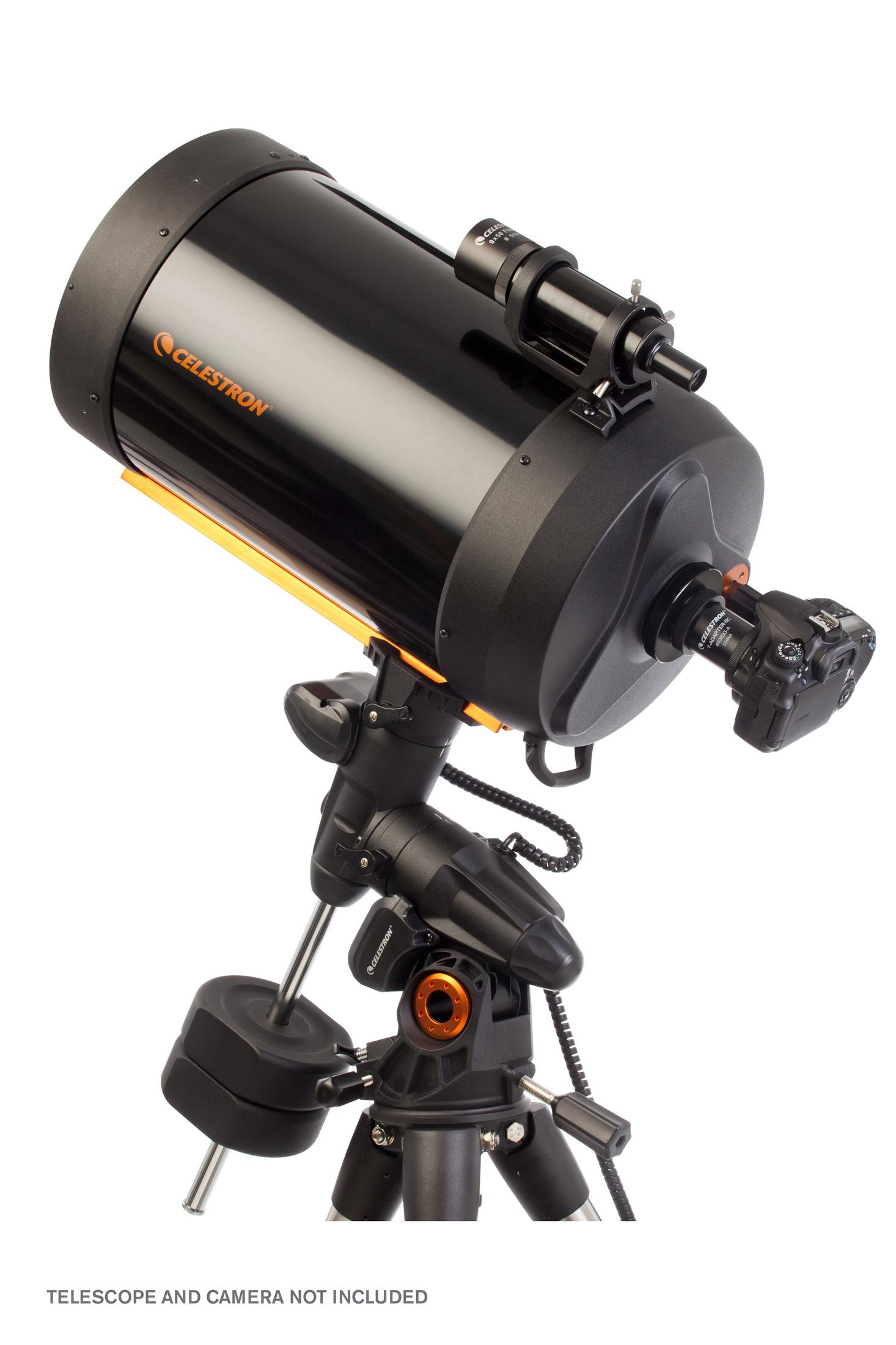 Ein schwarzes Celestron-Teleskop mit orangefarbenen Akzenten und einer Kamera.