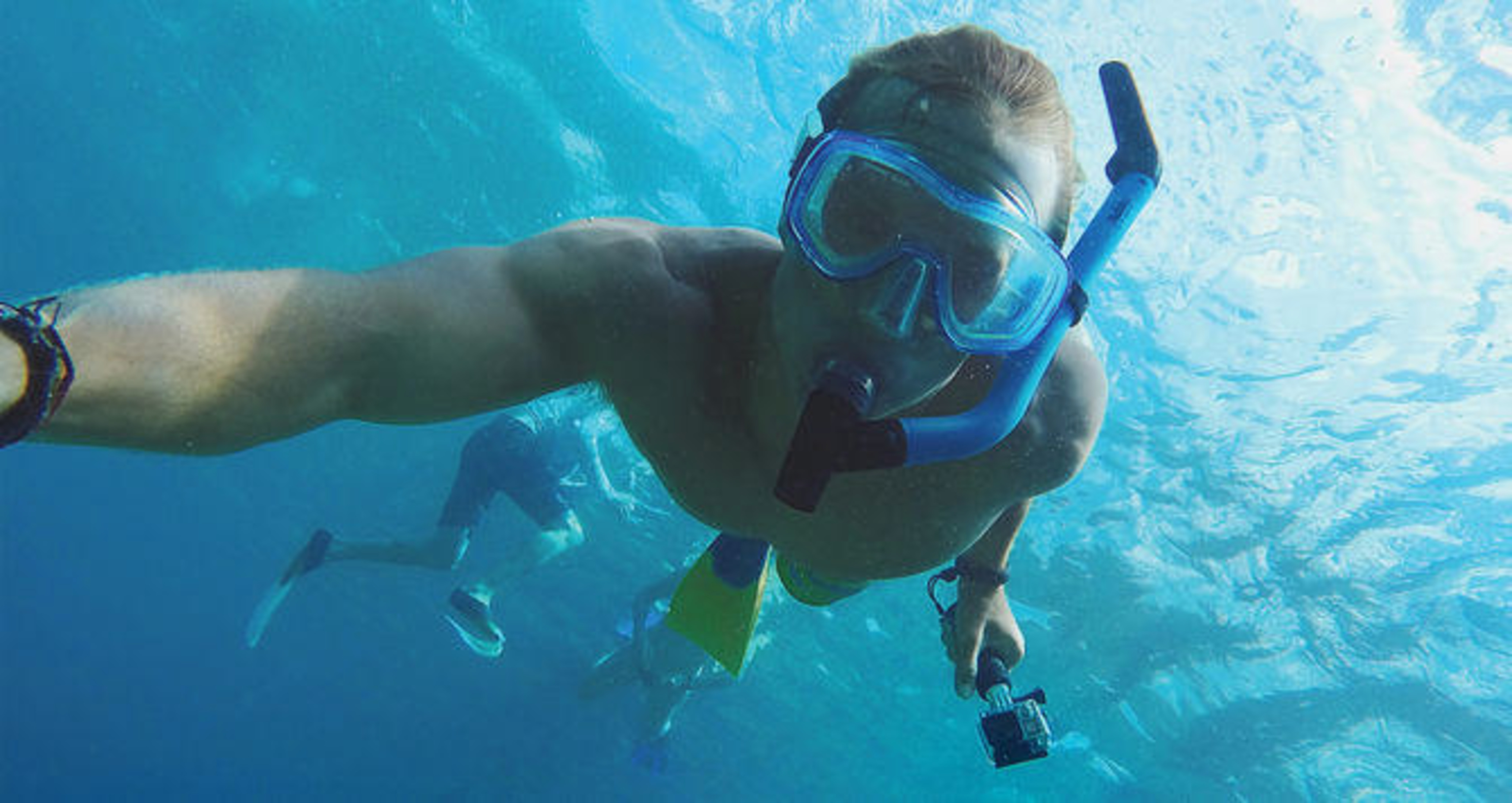 Ein Mann schnorchelt unter Wasser mit einer GoPro-Kamera.