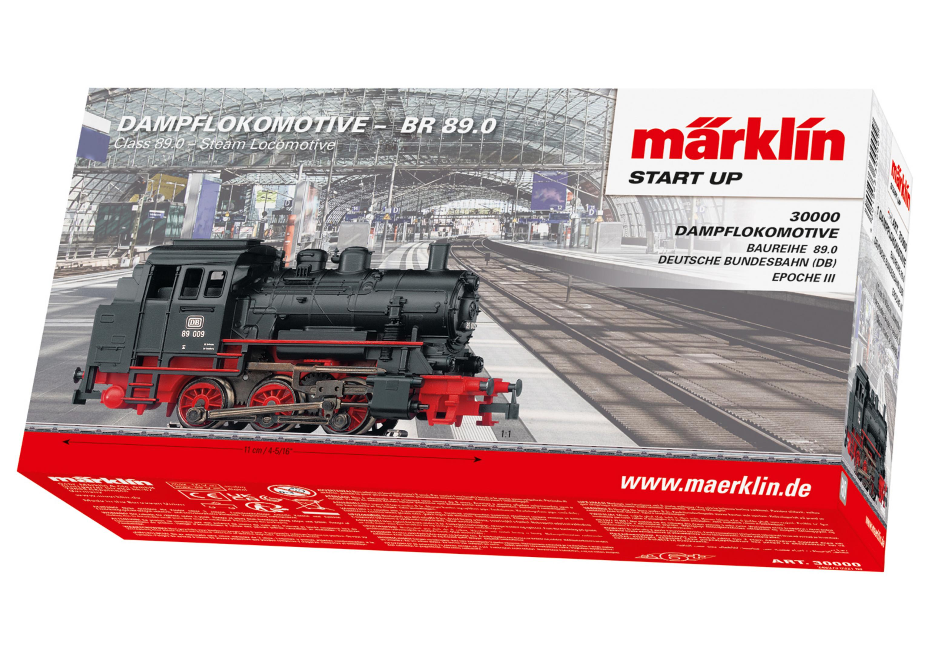 Märklin Dampflokomotive BR 89.0 Modell auf Verpackung in Bahnhofskulisse.