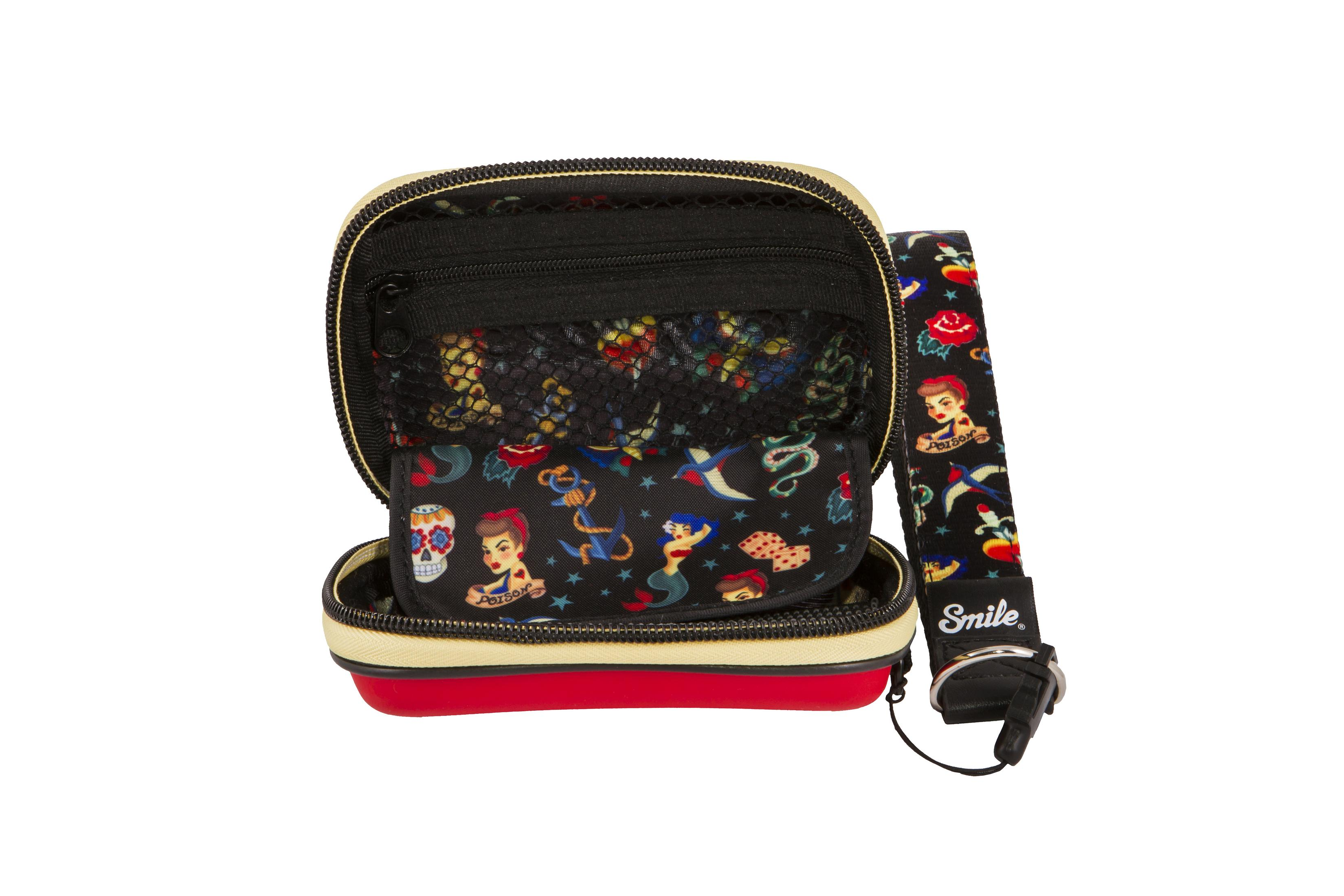 Eine offene Tasche mit Tätowierungsdesign. Roter Boden, gelber Reißverschluss.
