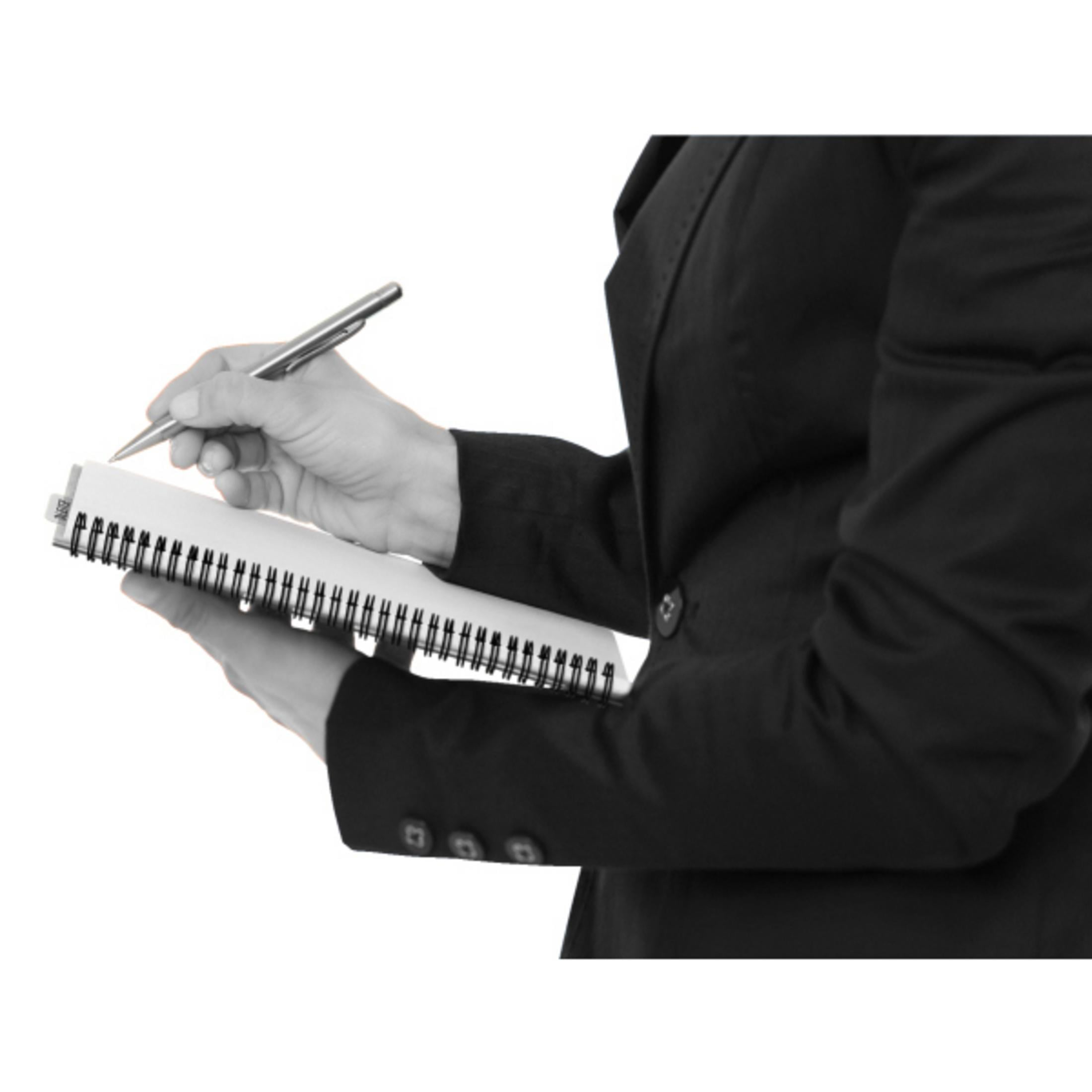 Eine Person im schwarzen Anzug schreibt mit einem silbernen Stift in ein Notizbuch.