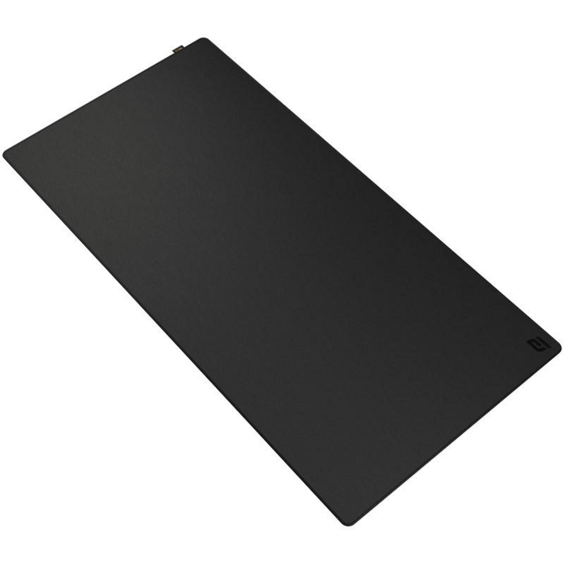 Schwarzes Mauspad mit abgerundeten Ecken und einem kleinen Logo in der unteren rechten Ecke.