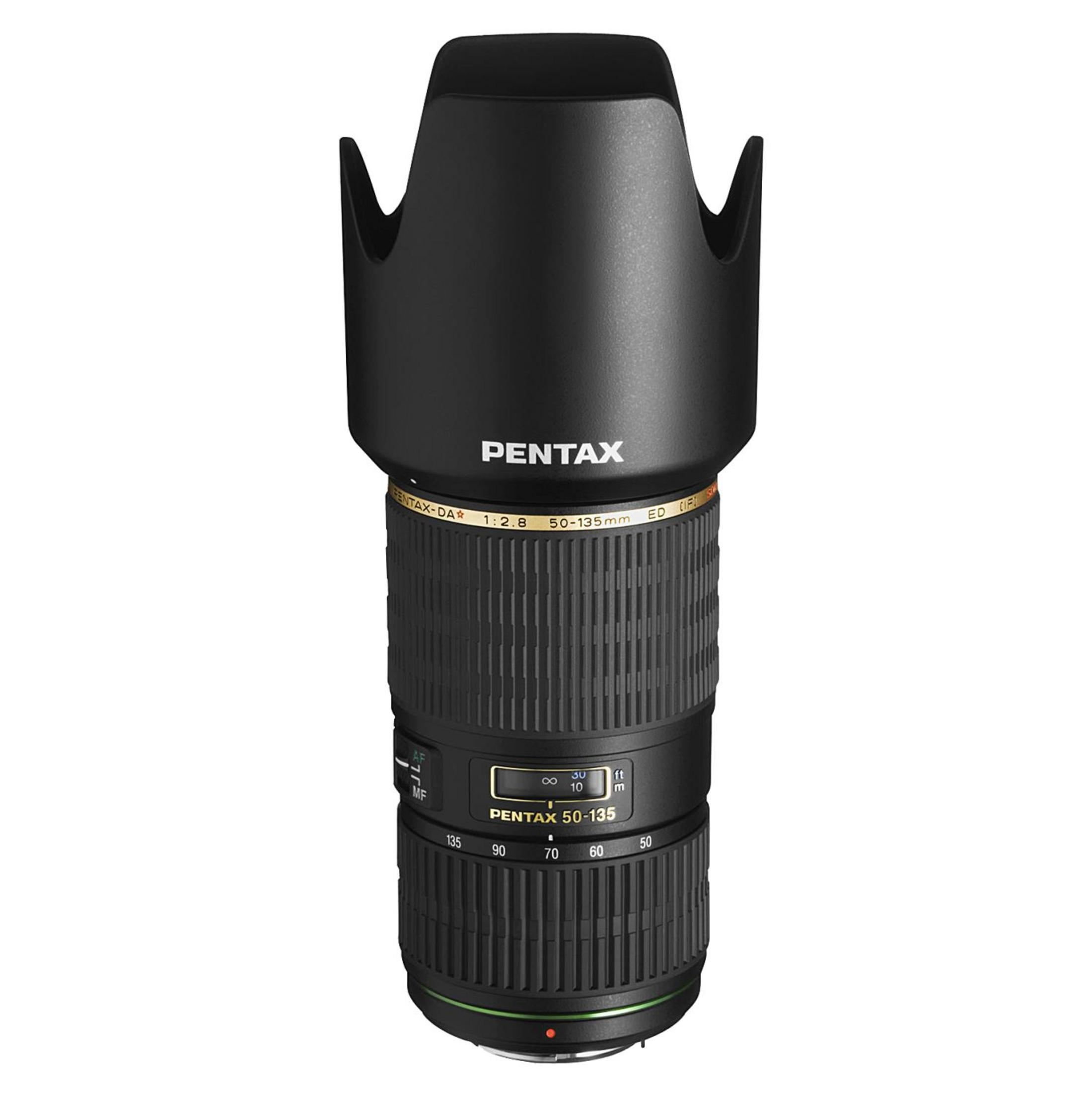 Un obiettivo Pentax nero 50-135mm con paraluce, isolato su sfondo bianco.