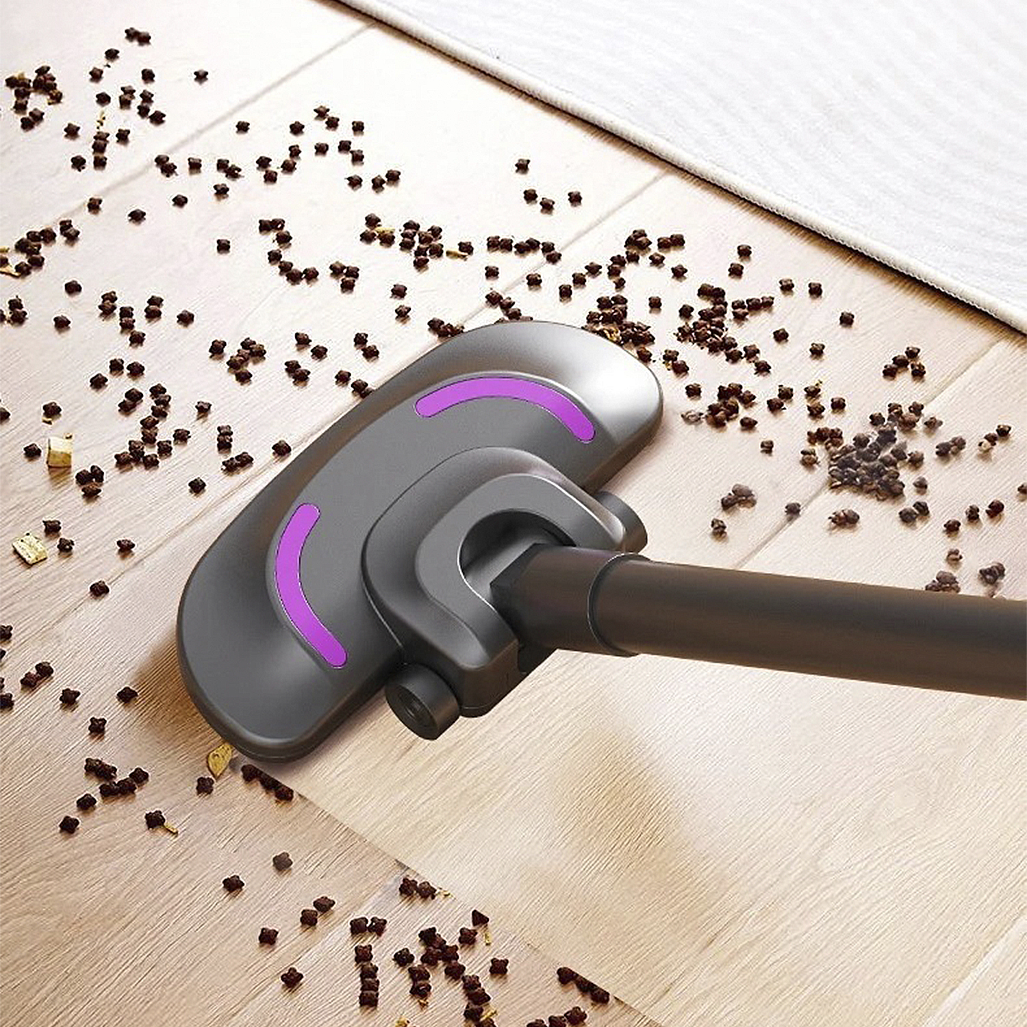 Una testina dell'aspirapolvere con luci viola d'accento su un pavimento in legno con chicchi di caffè sparsi.