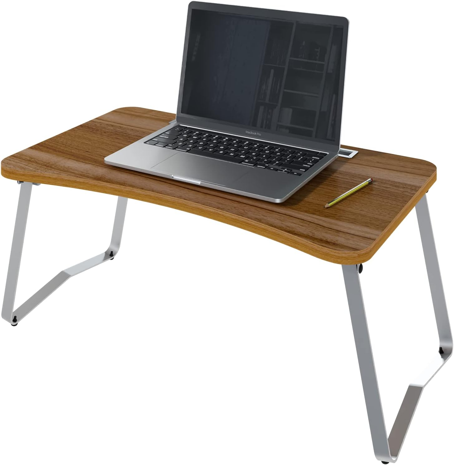 Un portátil está sobre una mesa de madera con patas plegables plateadas.