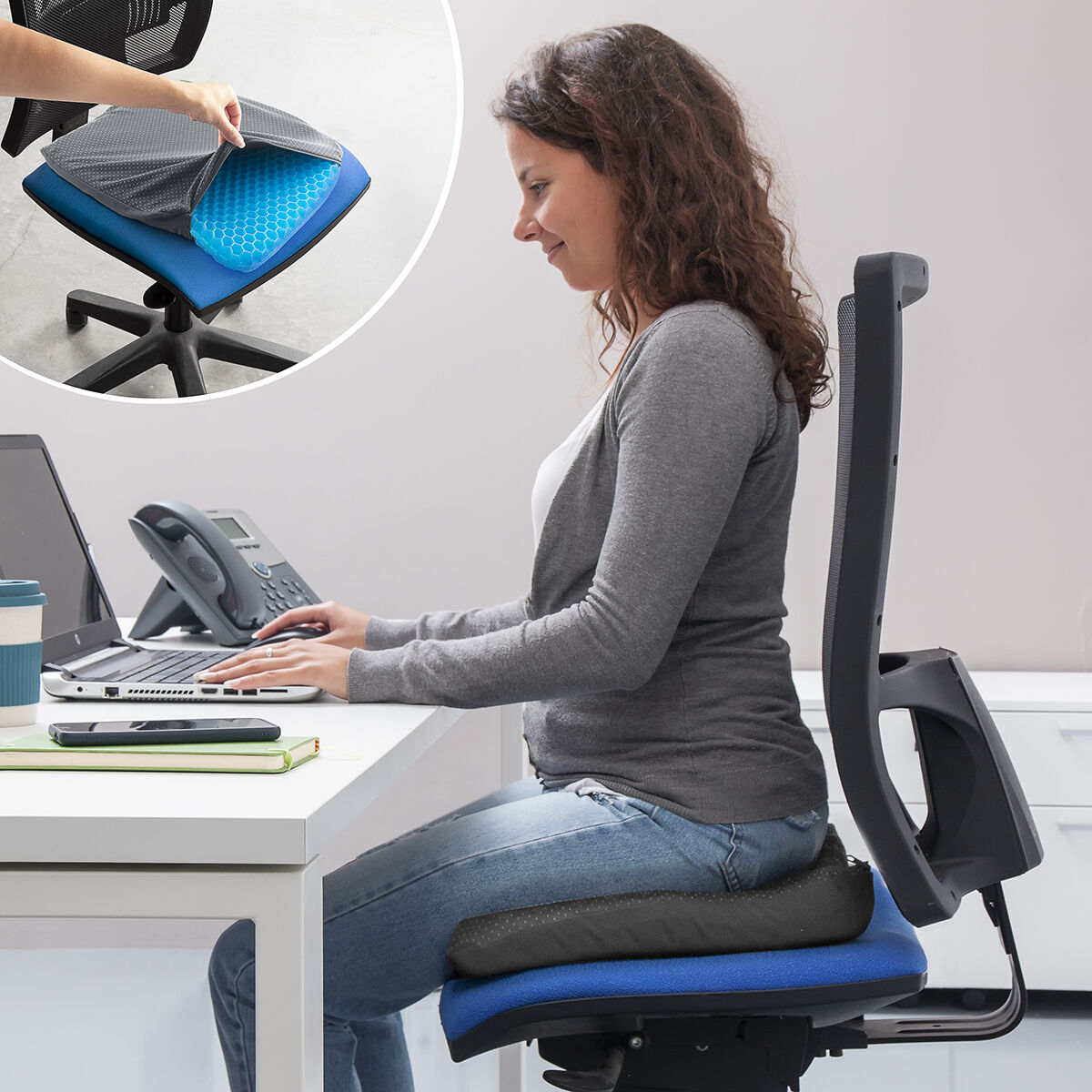 Donna seduta su sedia da ufficio con cuscino in gel, usa laptop.