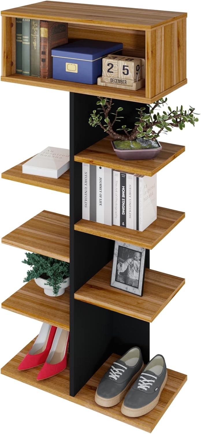 Un estante con libros, una caja, un calendario, una planta, un cuadro y zapatos.