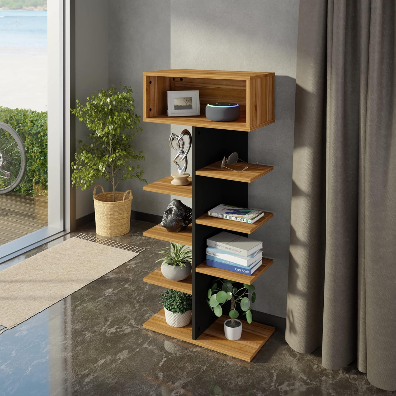 Una estantería de madera con decoración, libros, plantas y altavoz inteligente.