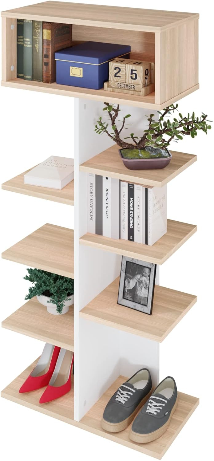 Un estante abierto con libros, decoración y zapatos.