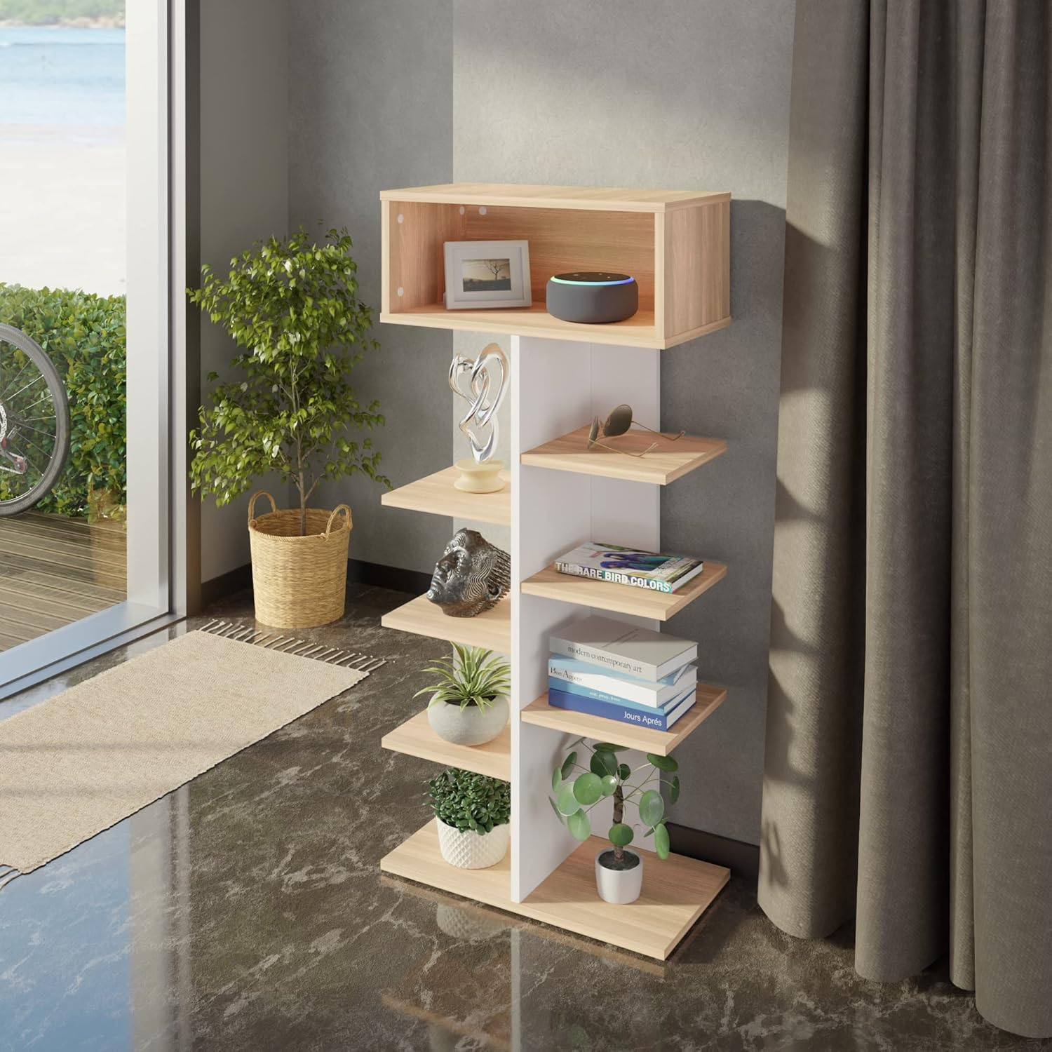 Una elegante estantería con libros, plantas, decoración y un altavoz inteligente.