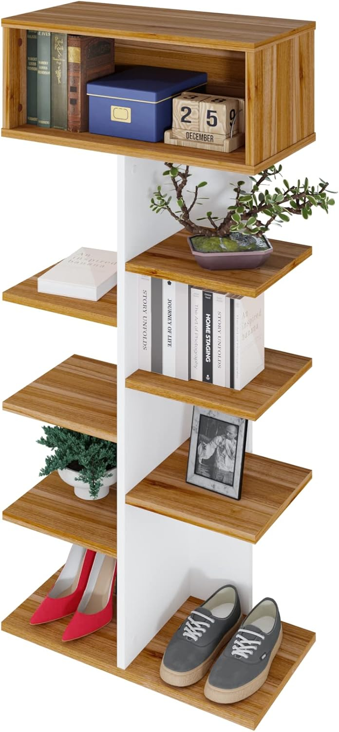 Un estante con libros, plantas, zapatos y decoración. Acabados en madera y blanco.
