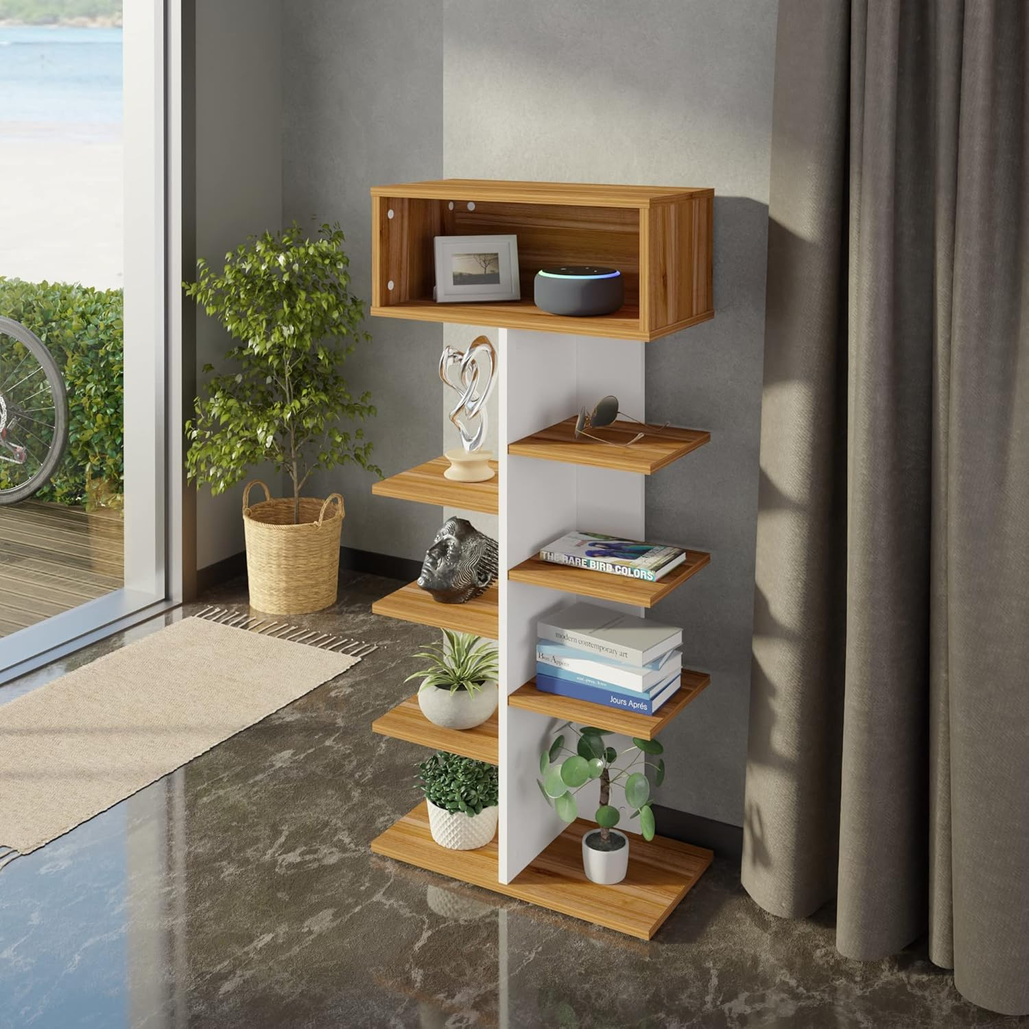 Estantería de madera con libros, plantas y objetos decorativos junto a una ventana y cortinas.