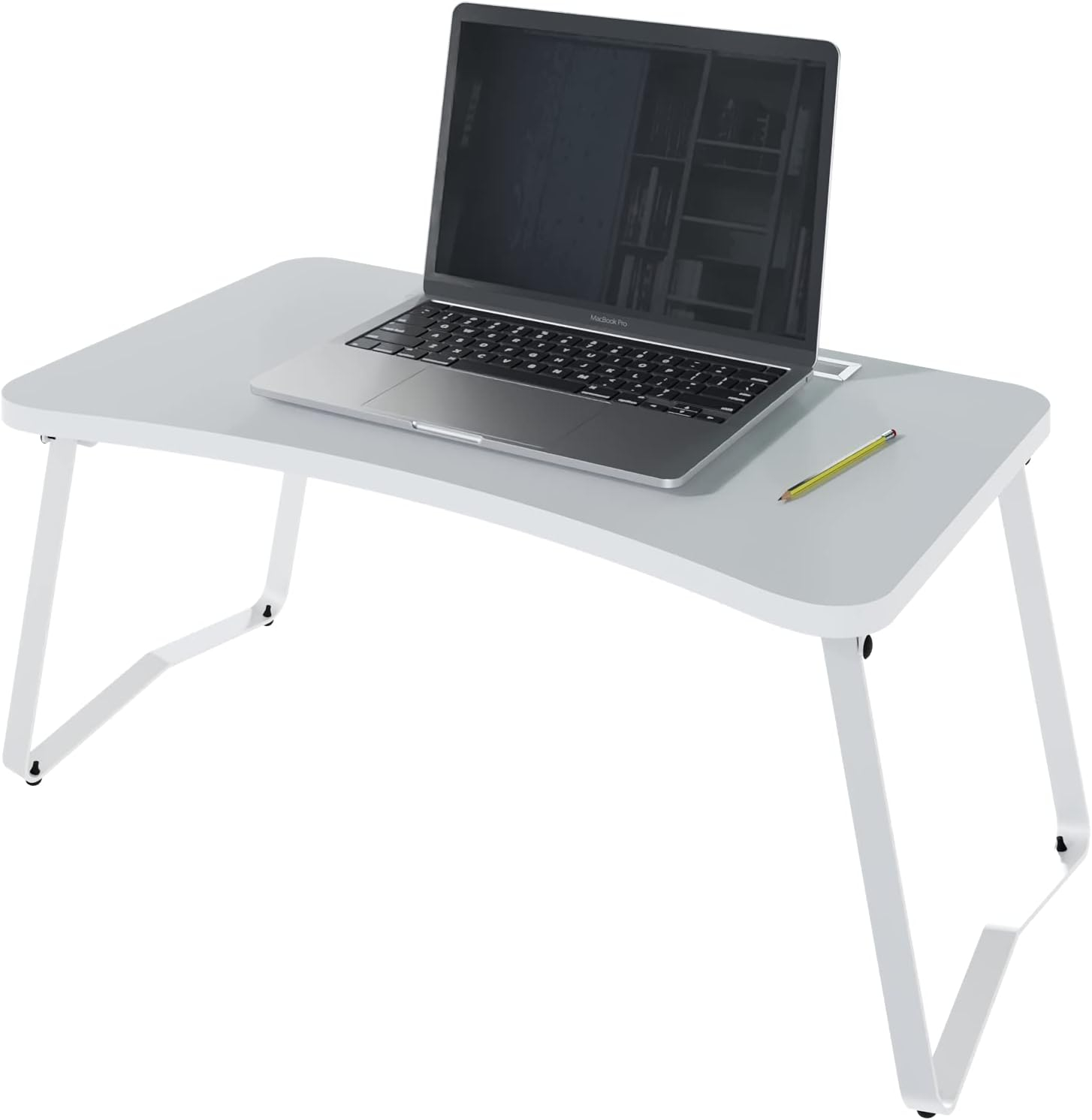Una mesa blanca para portátil con un portátil abierto y un lápiz.