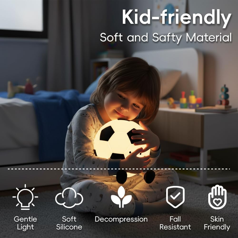 Ein Kind umarmt eine fußballförmige Lampe in einem Schlafzimmer. Kid-friendly.