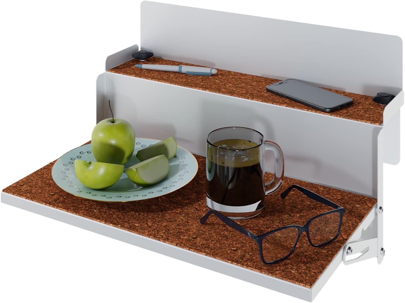 Manzanas verdes en un plato, café, gafas y bolígrafo en un estante.