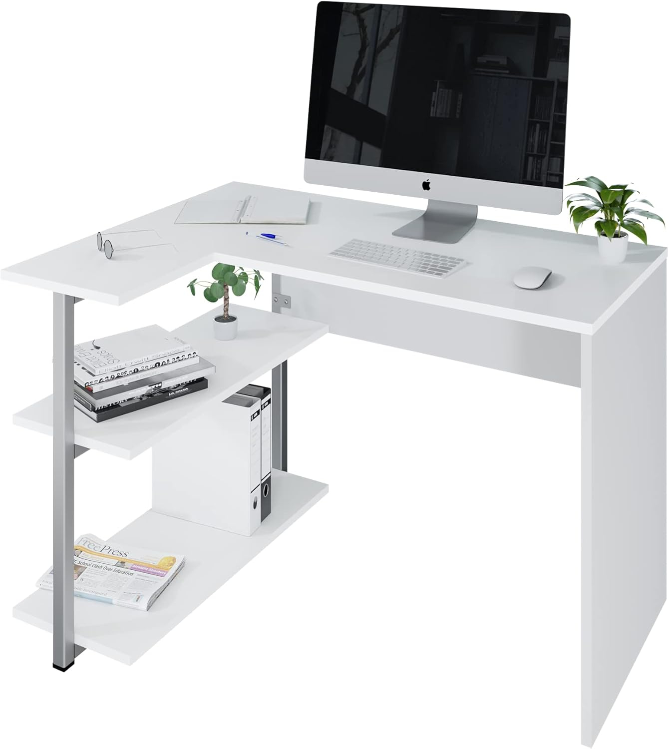 Un escritorio blanco en forma de L con computadora, teclado, ratón, gafas, planta y libros.
