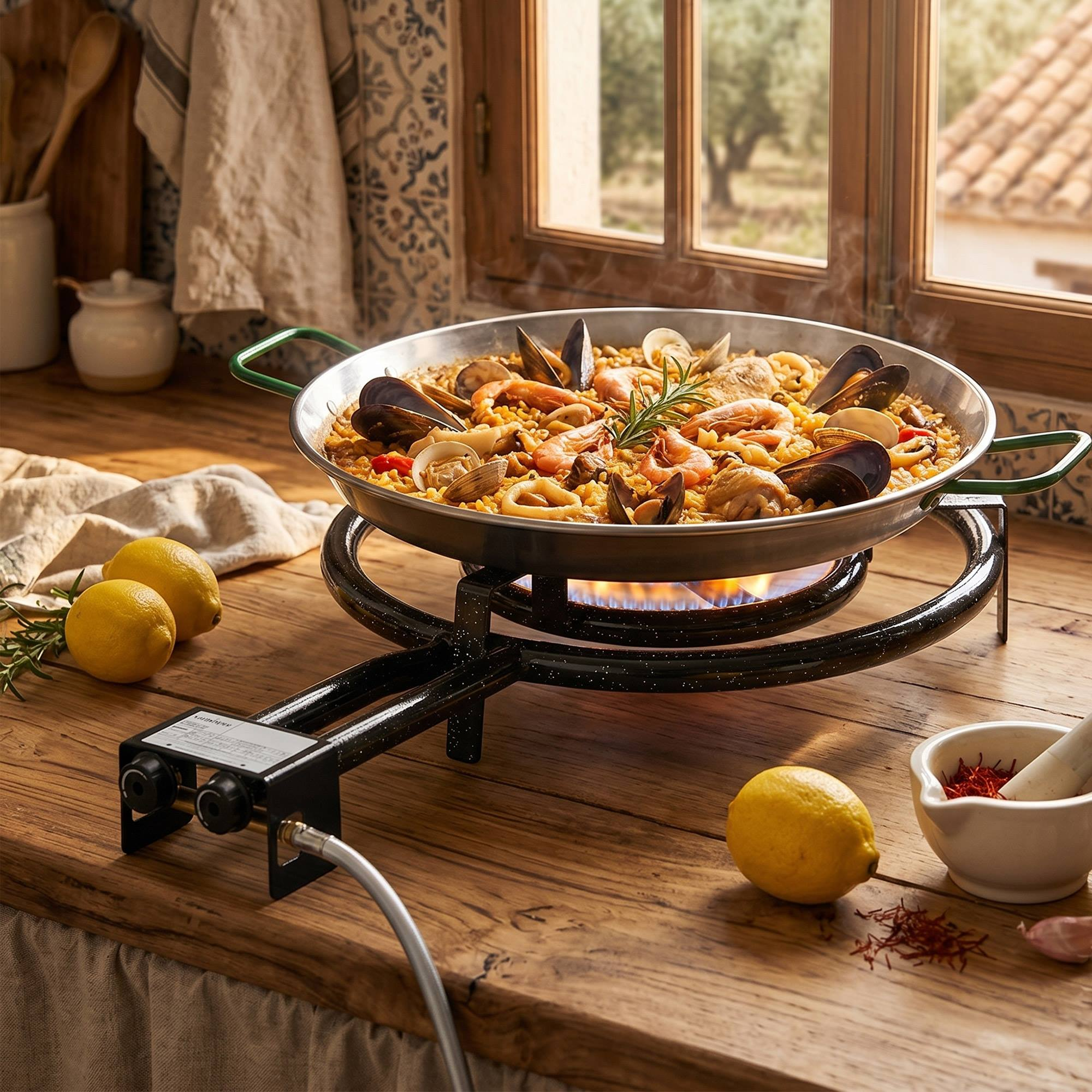 Paella de marisco cocinándose en un quemador de gas frente a una ventana.