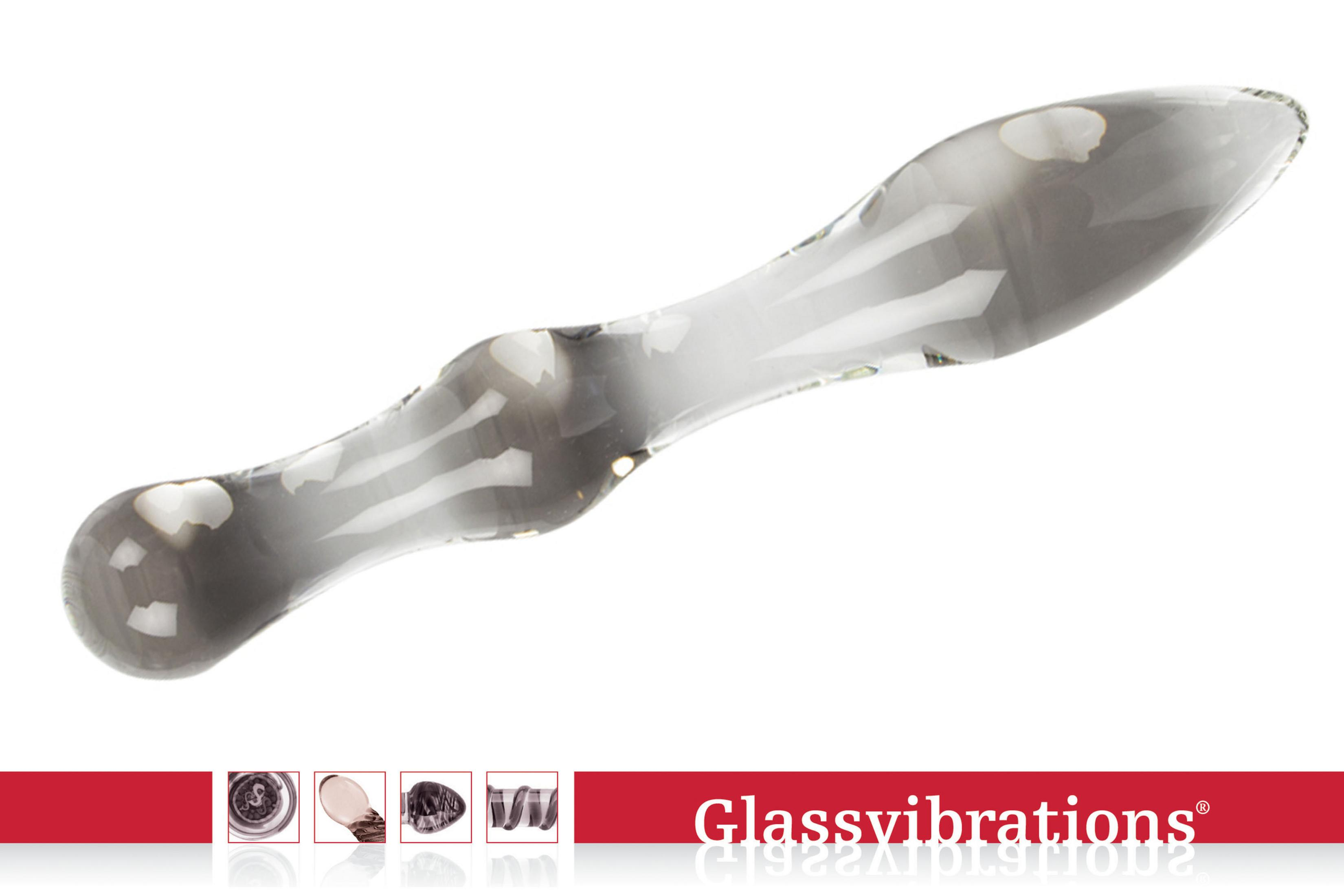 Ein geschwungener, transparenter Glasstab mit grauen Schlieren.