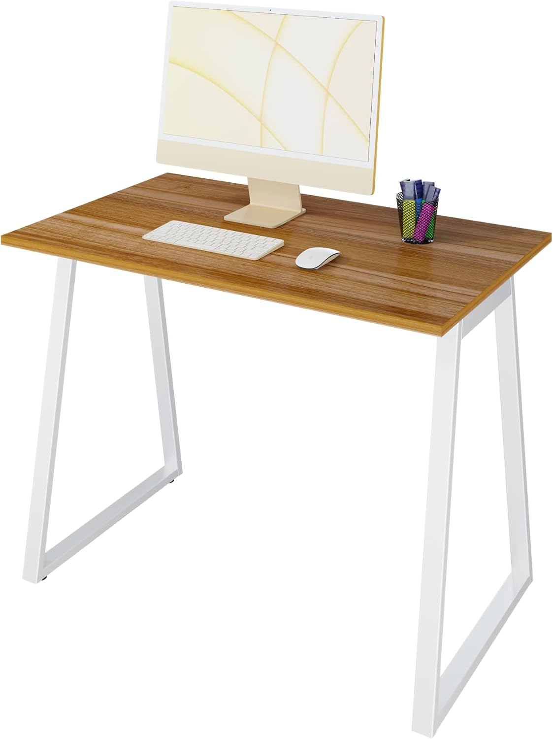 Un escritorio de madera con patas de metal blanco, con ordenador, teclado, ratón y portalápices.