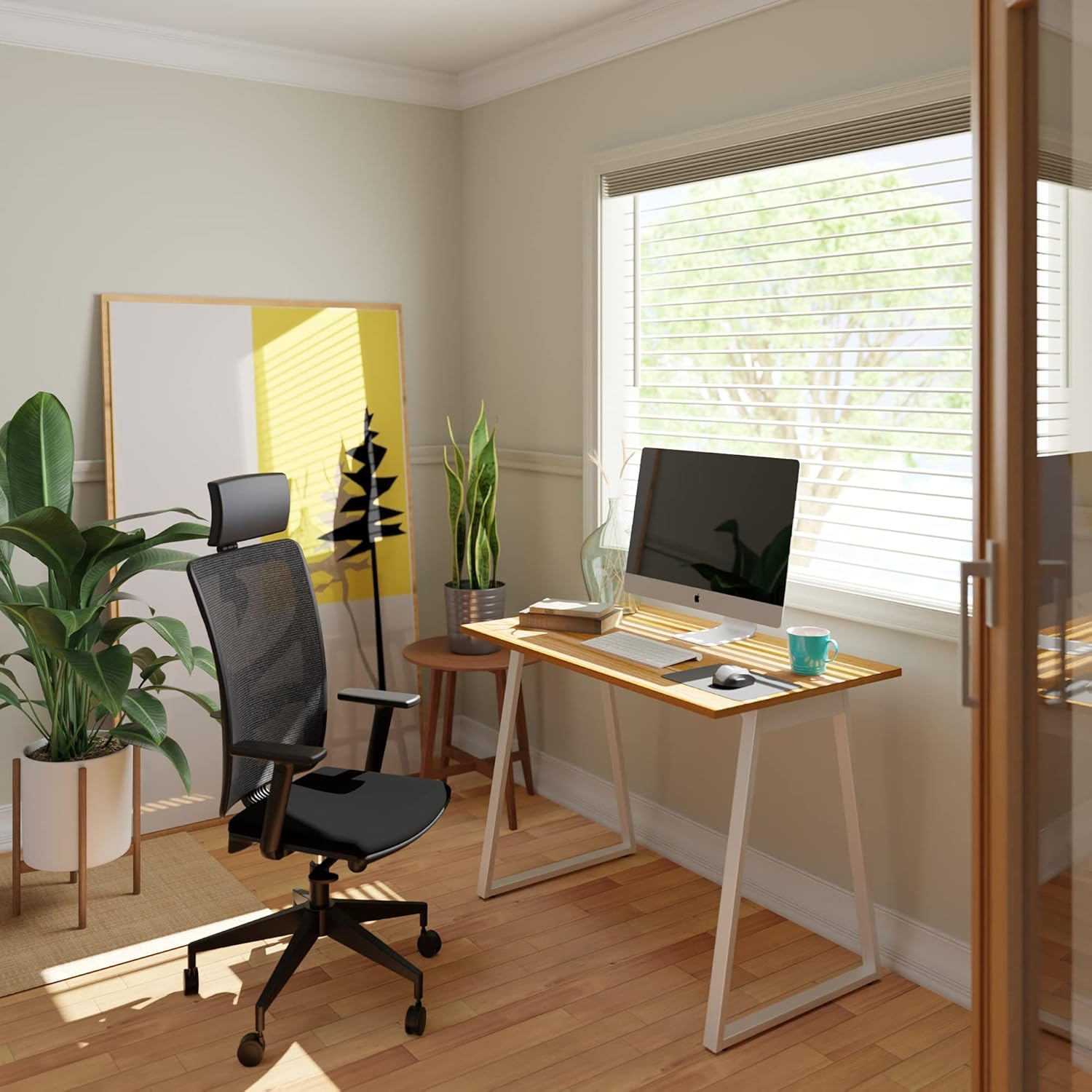 Una oficina en casa luminosa con escritorio, computadora, silla y plantas.