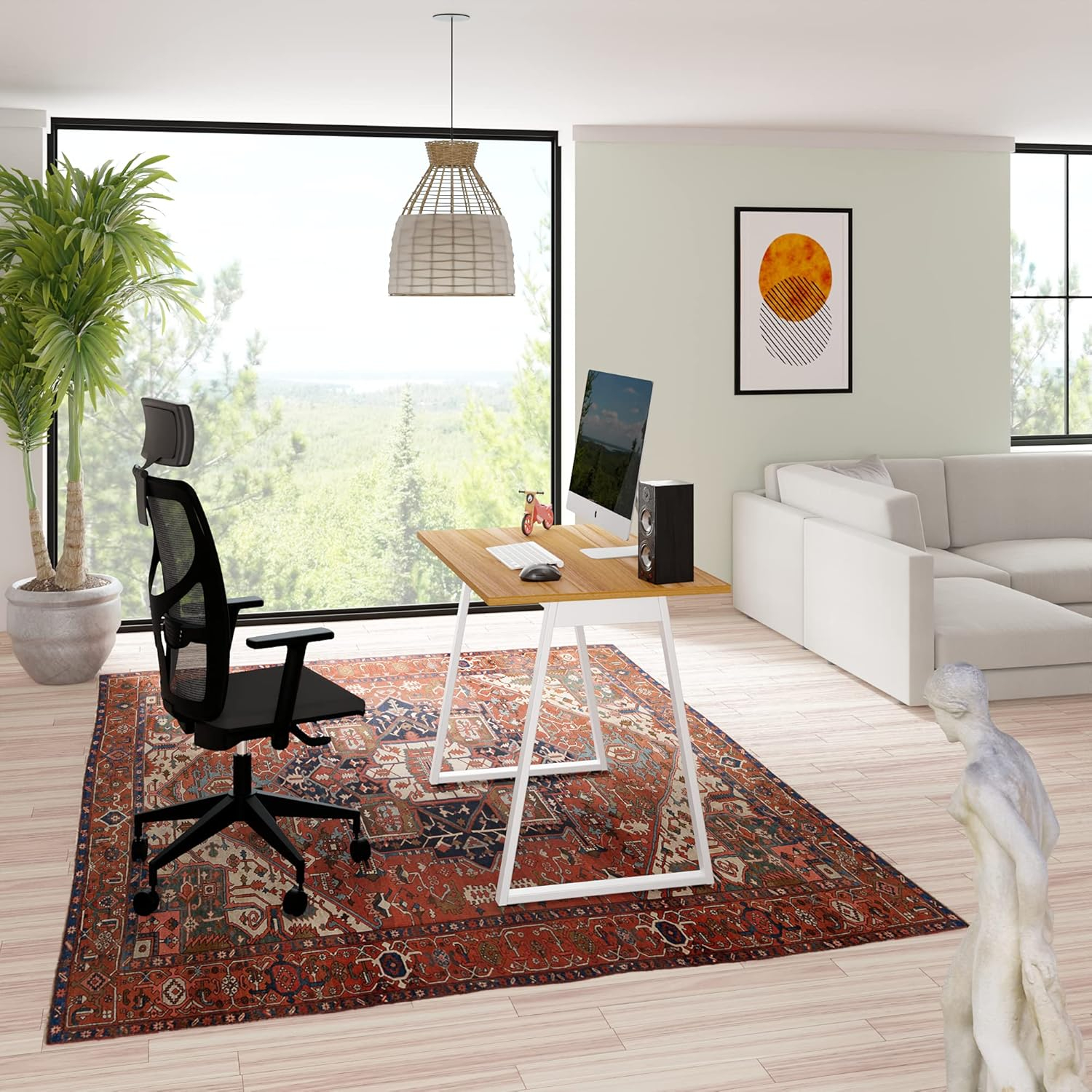 Oficina moderna con escritorio, silla, sofá y vista a ventana grande.