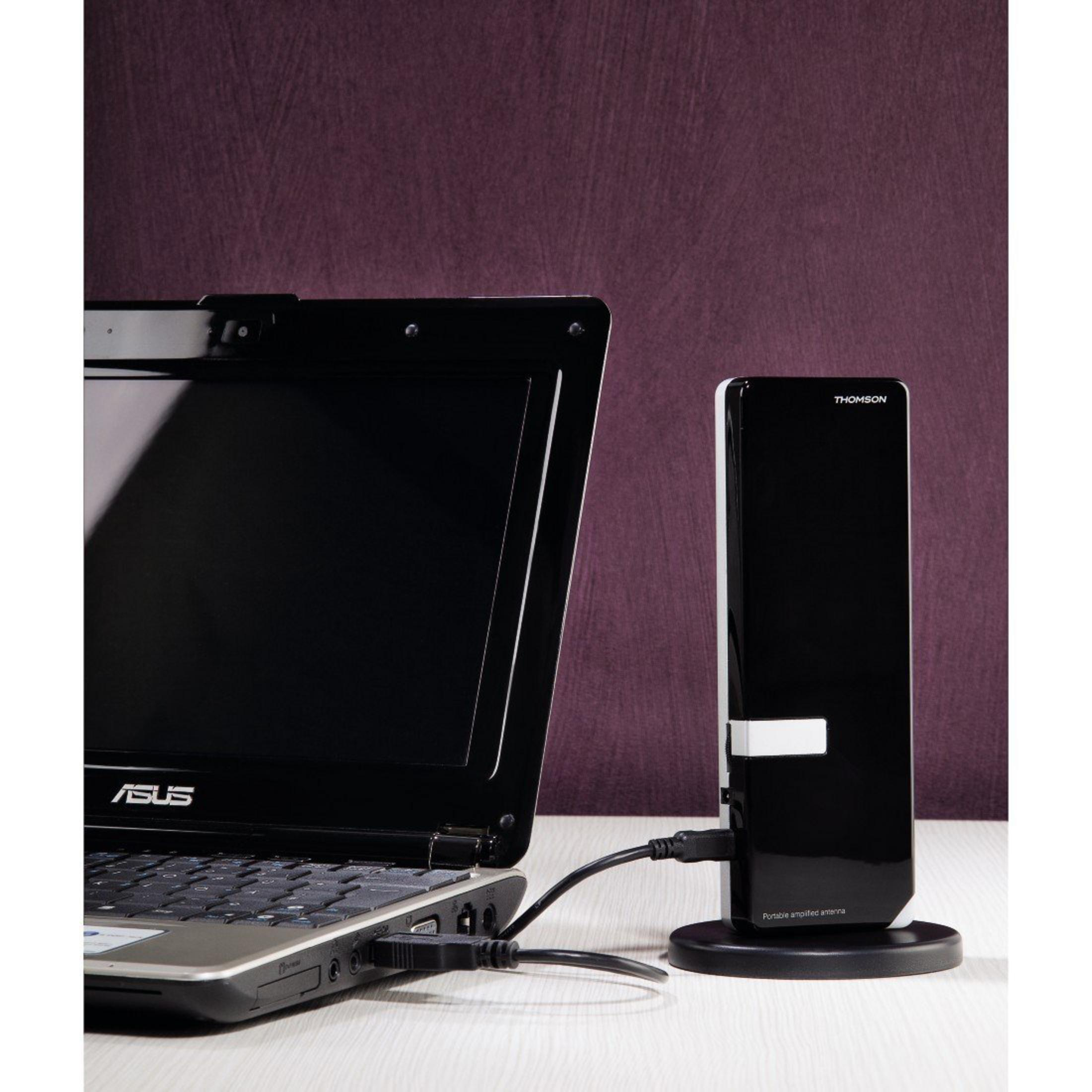Ein schwarzer Asus Laptop ist per USB mit einer schwarzen Thomson-Antenne verbunden.