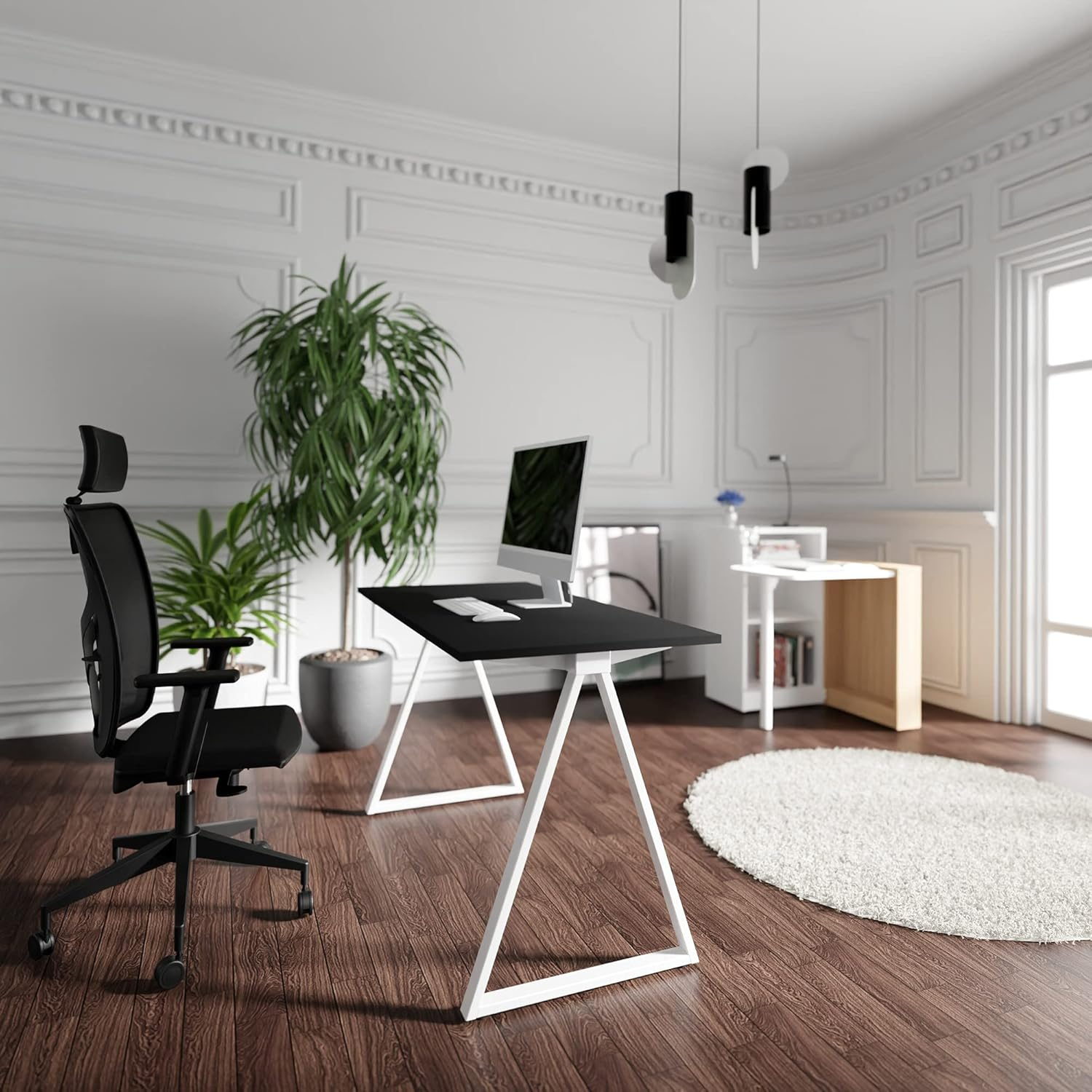 Una oficina moderna con escritorio negro, silla, plantas y alfombra.
