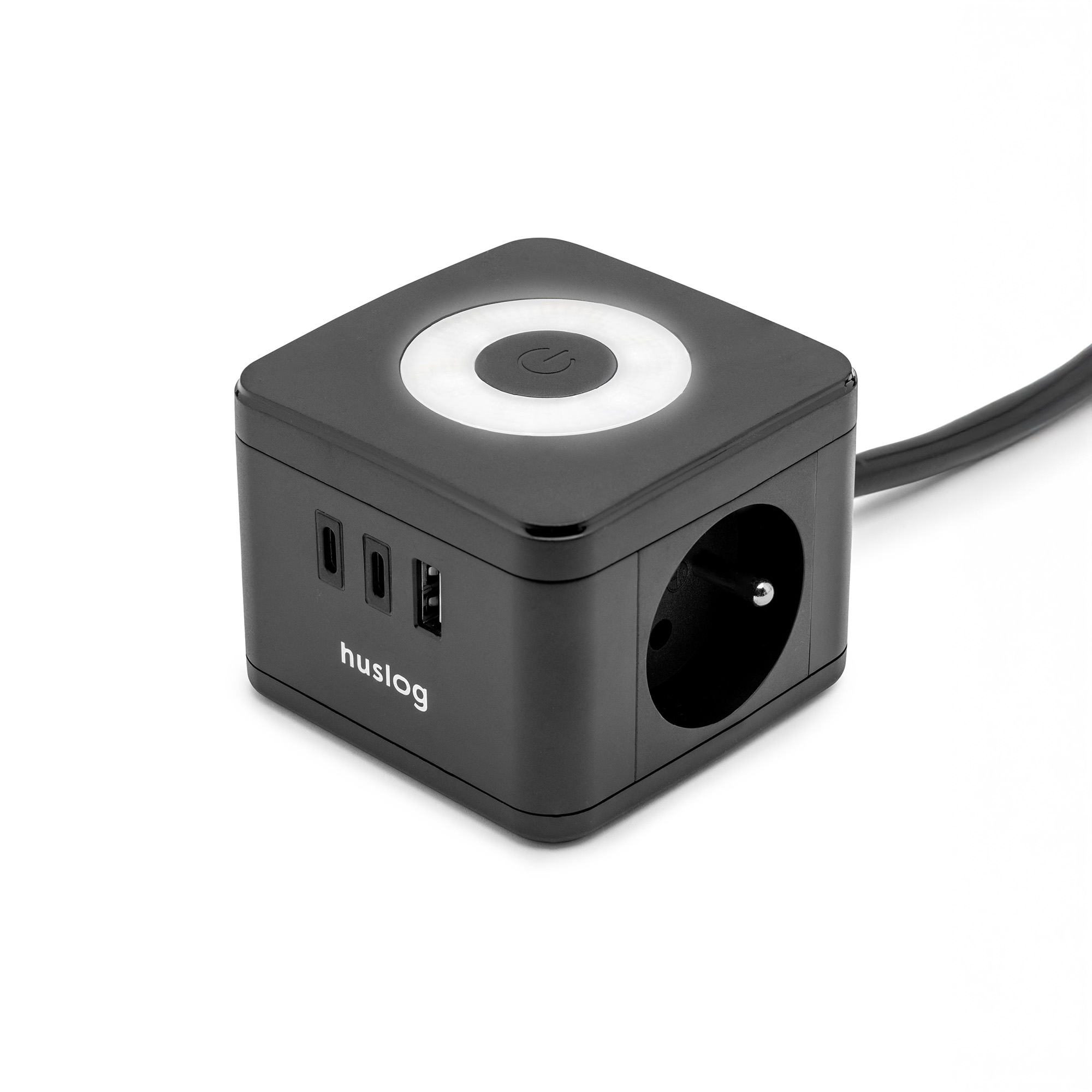 Czarny adapter w kształcie sześcianu z gniazdem, trzema portami USB i podświetlanym przyciskiem zasilania.