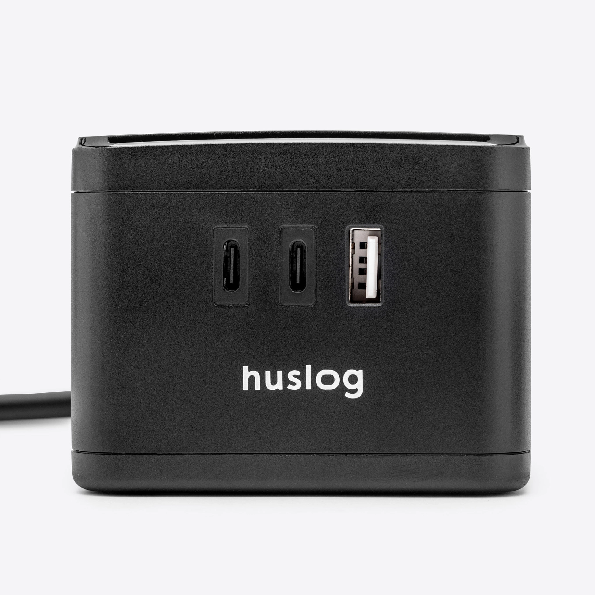 Czarna ładowarka z dwoma portami USB-C i jednym USB-A.