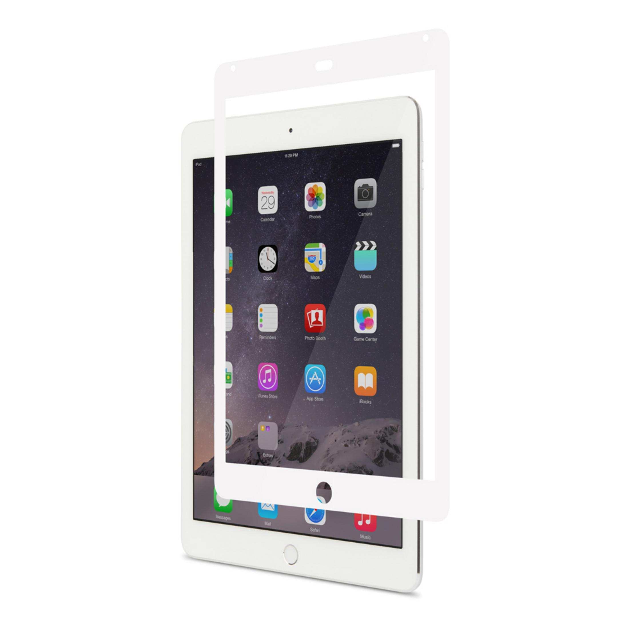 Un tablet bianco con una protezione schermo sopra, su sfondo bianco.