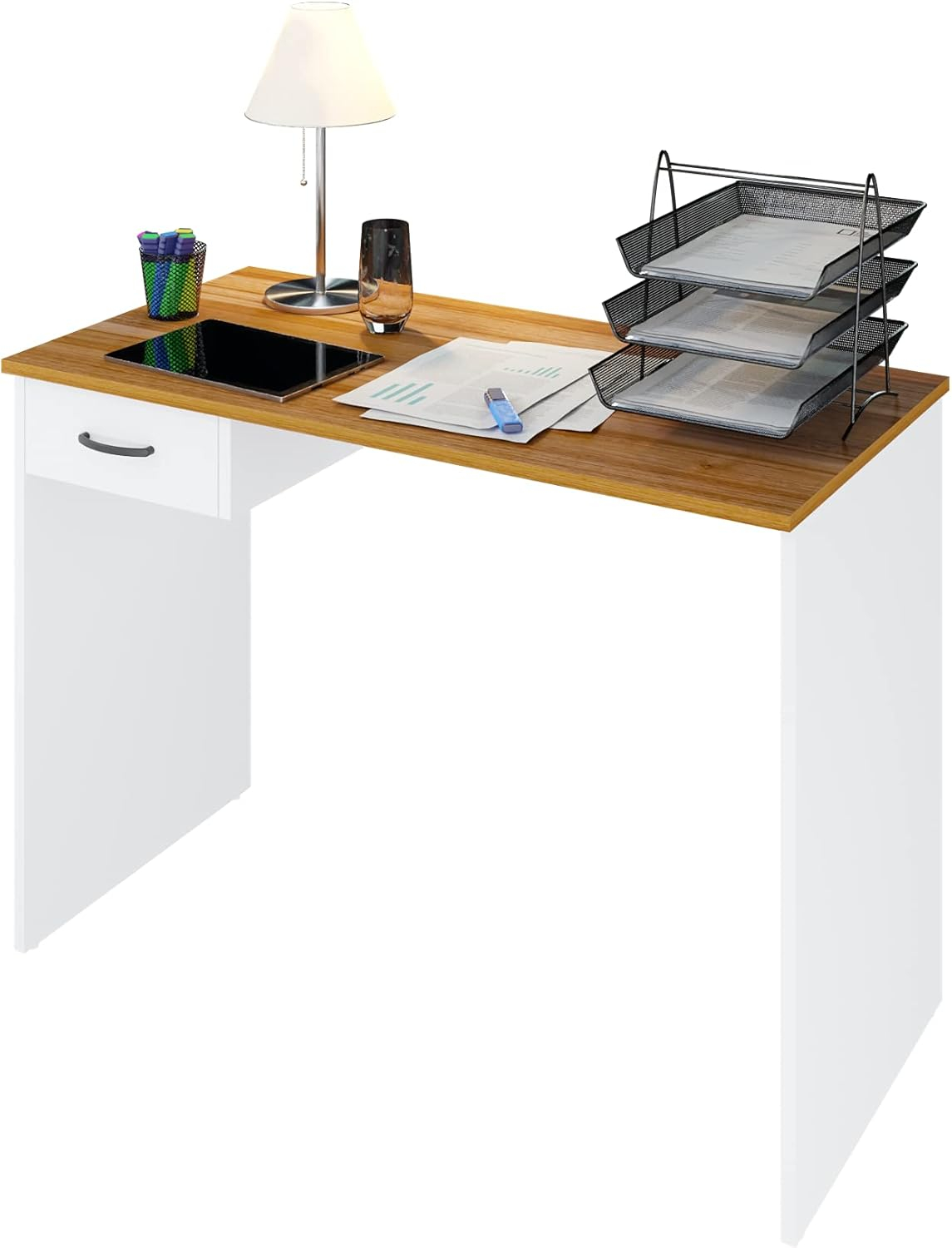 Un escritorio con detalles de madera, tableta, lámpara, vaso y organizador.