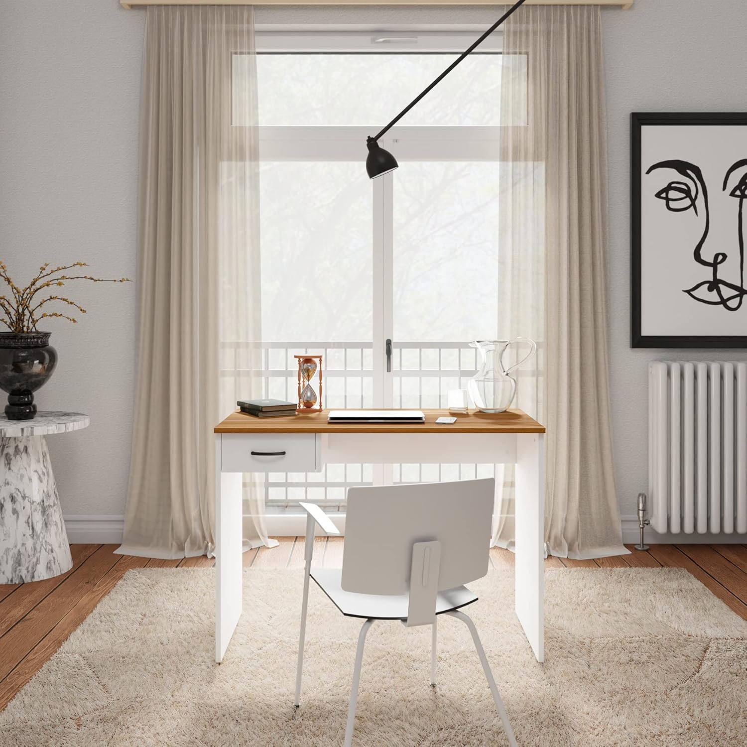 Un escritorio blanco con tapa de madera frente a una ventana con cortinas. Una silla delante.