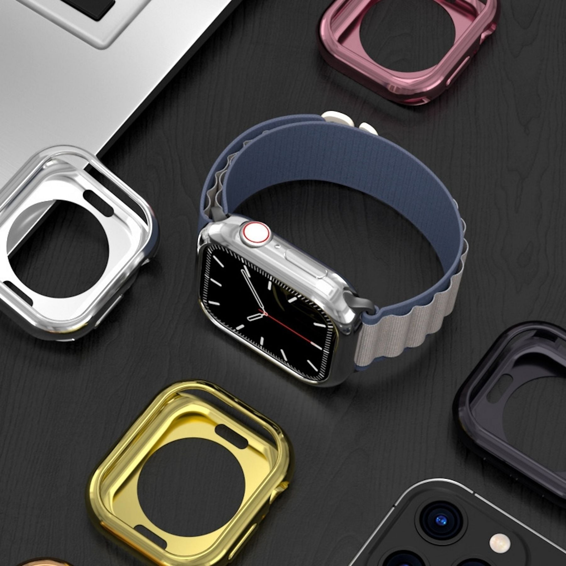 Eine Smartwatch mit blauem Band liegt auf dunklem Holz. Mehrere Schutzhüllen sind darum.