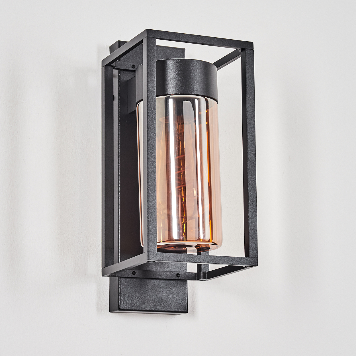 Moderne Wandleuchte mit schwarzem Metallrahmen und zylindrischem Bernstein-Glas.