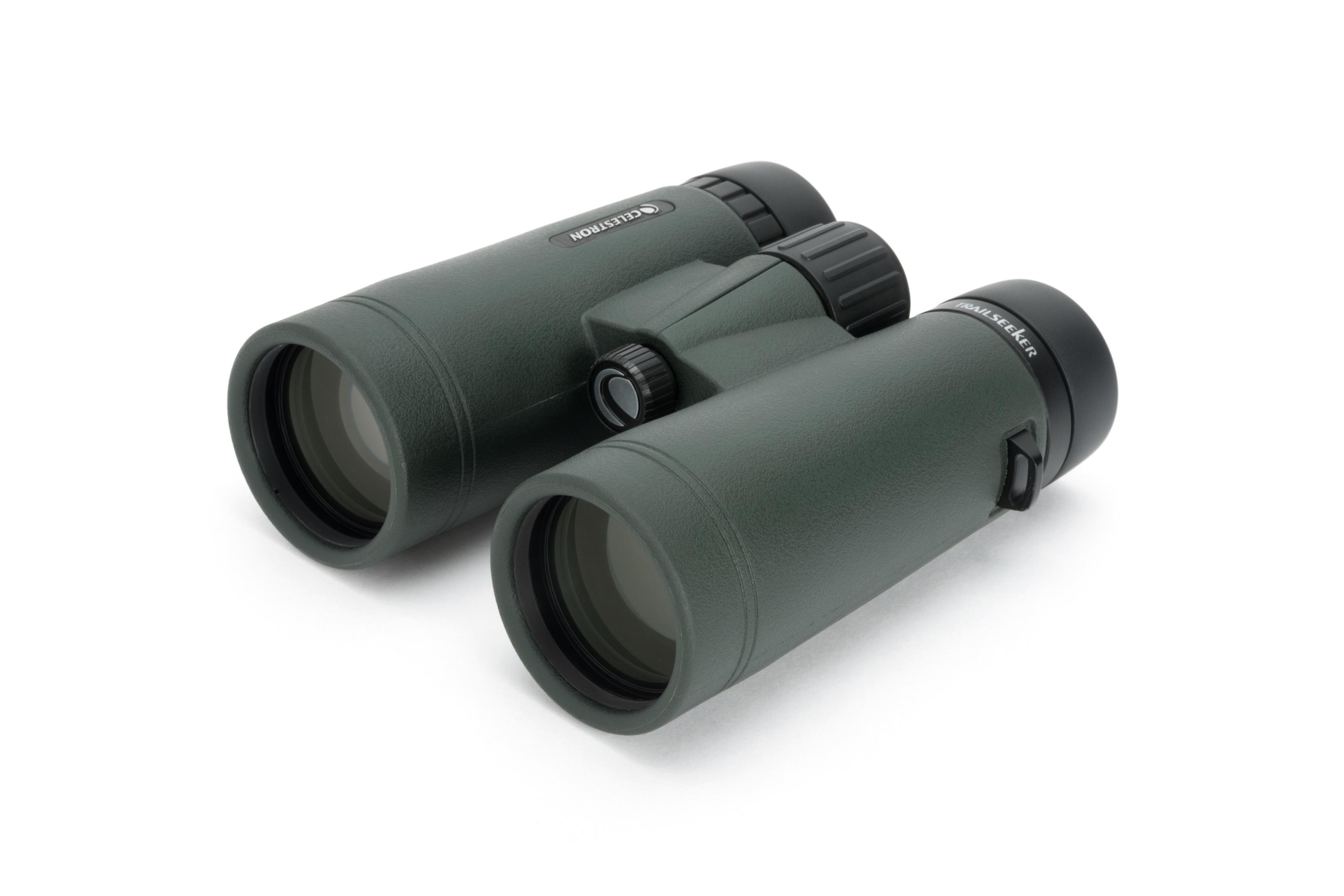 Dunkelgrüne Celestron TrailSeeker Ferngläser mit Fokusrad auf weißem Hintergrund.
