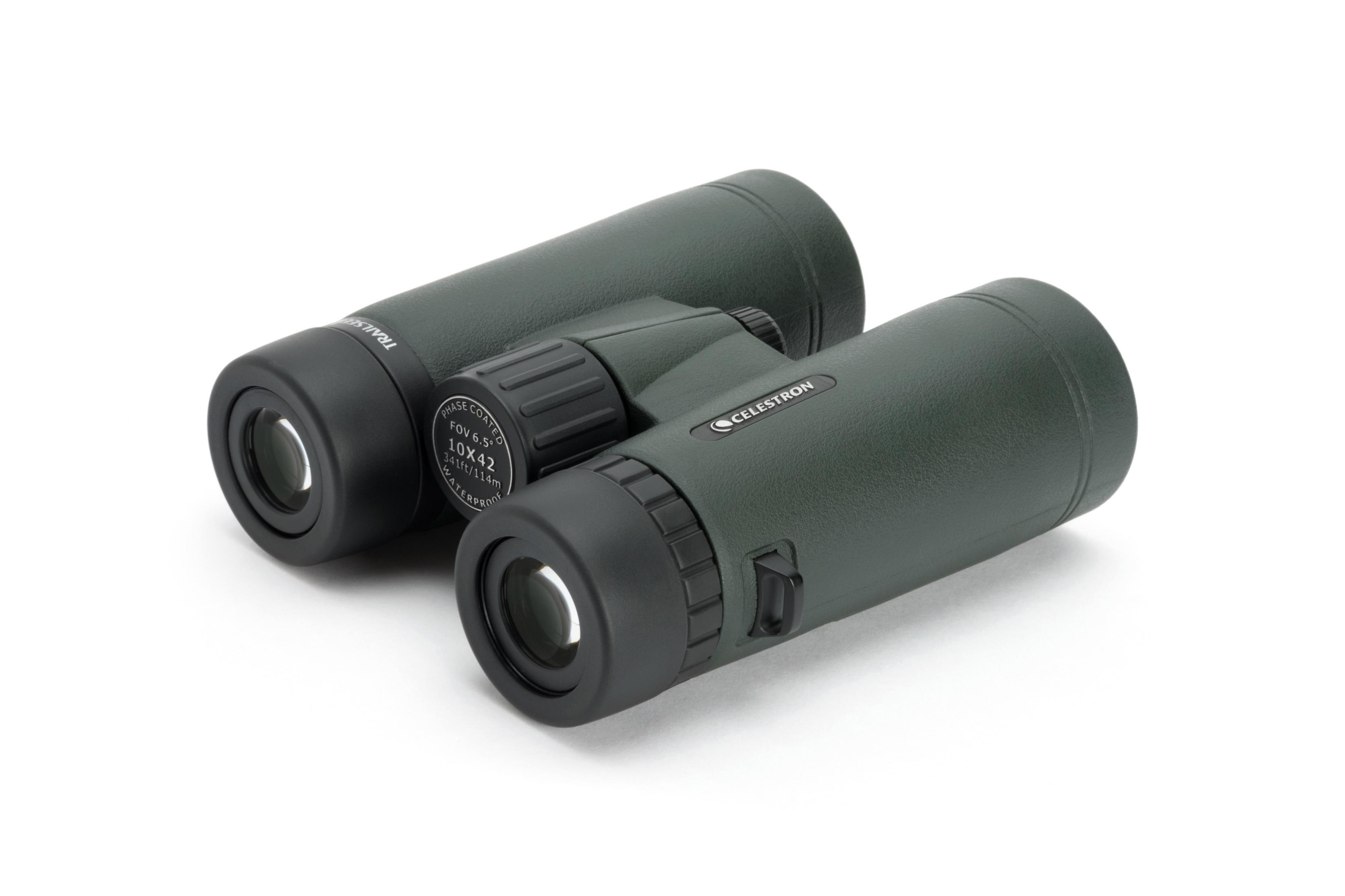 Eine grüne Celestron Fernglas mit schwarzer Beschriftung auf weißem Hintergrund.