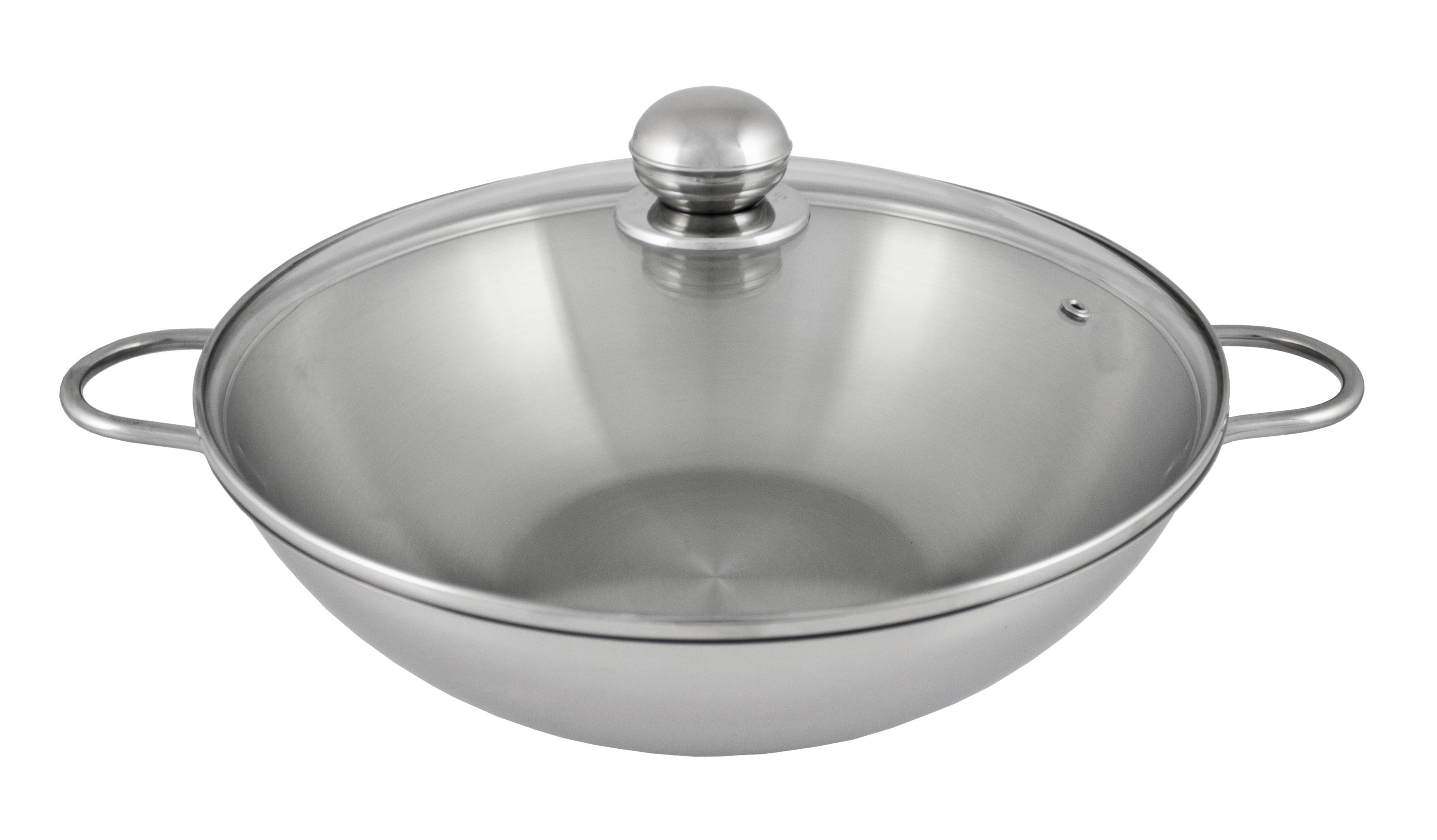 Eine silberne Wok-Pfanne mit Glasdeckel und zwei Griffen auf weißem Hintergrund.