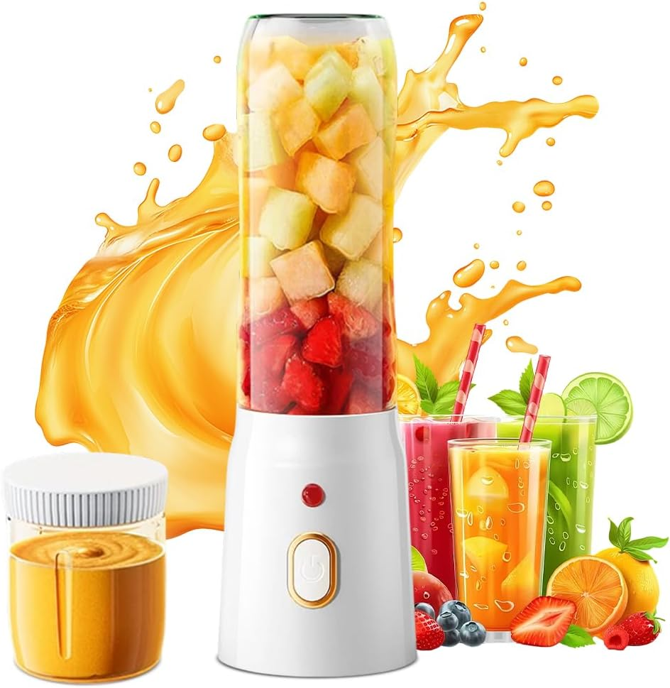 Ein weißer Mixer mit Früchten, daneben Saftgläser und Früchte.