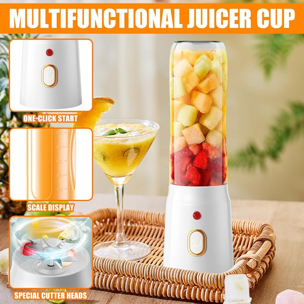 Tragbarer Mixer mit Früchten gefüllt, daneben ein Glas Saft.