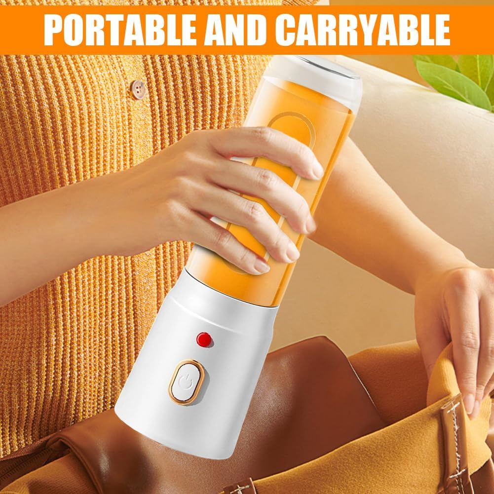 Eine Hand hält einen weißen tragbaren Mixer mit gelbem Saft. Er wird in eine Tasche gesteckt.