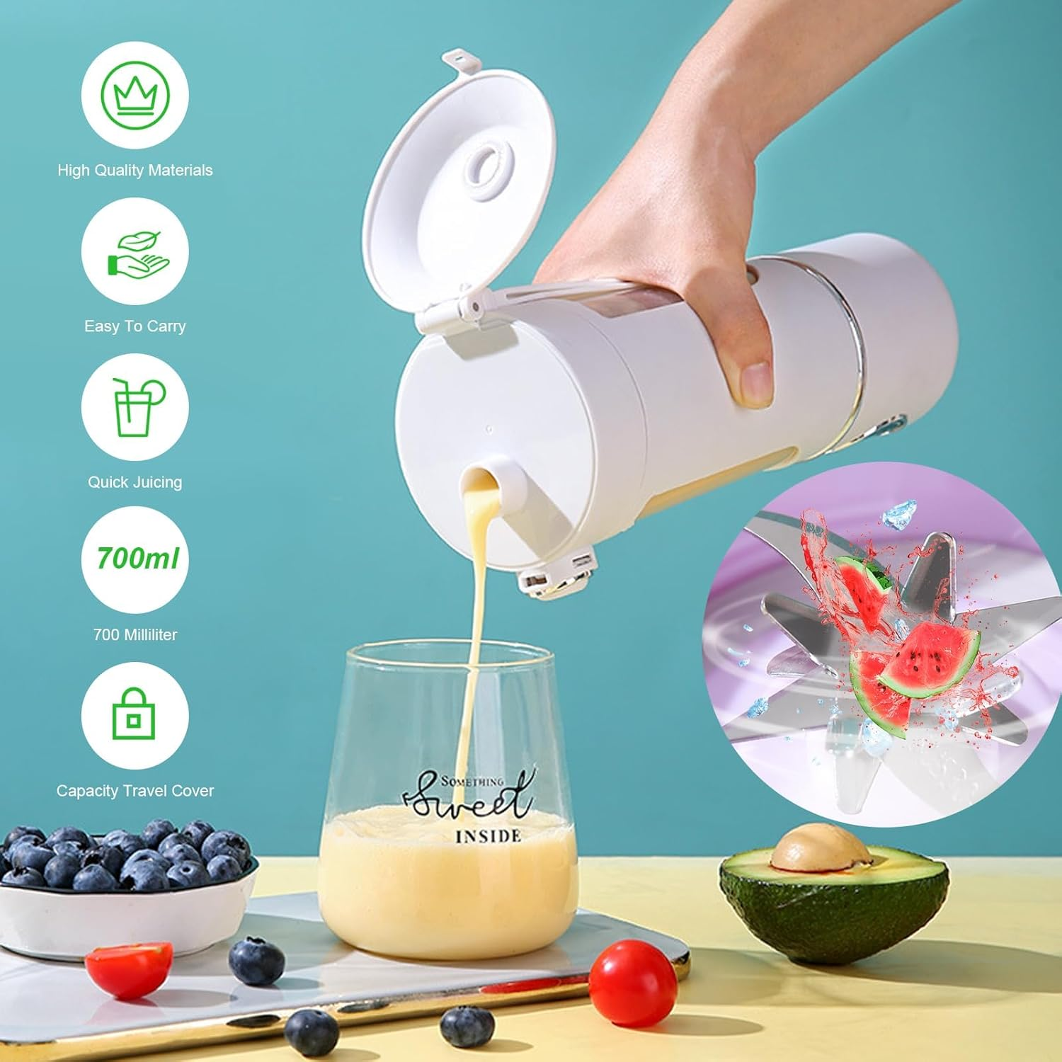 Ein tragbarer Mixer gießt Saft in ein Glas. Zutaten wie Blaubeeren, Avocado und Kirschtomaten sind in der Nähe.