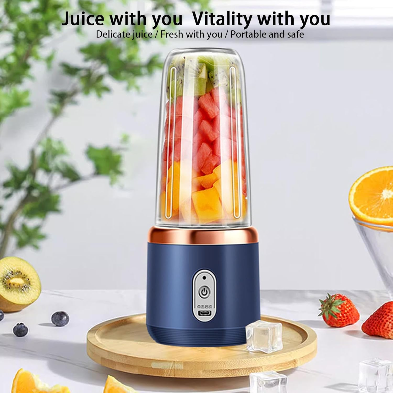 Ein blauer Mixer mit Obst (Wassermelone, Kiwi, Mango) gefüllt, daneben Früchte und Eiswürfel.