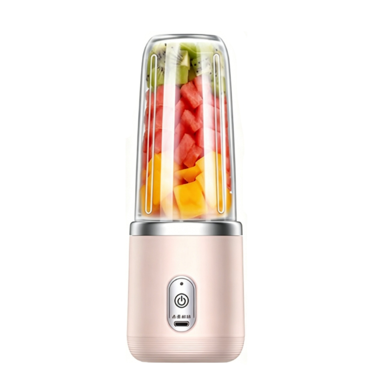 Ein pinker tragbarer Mixer mit klarem Becher, gefüllt mit gehackter Wassermelone, Mango und Kiwi.