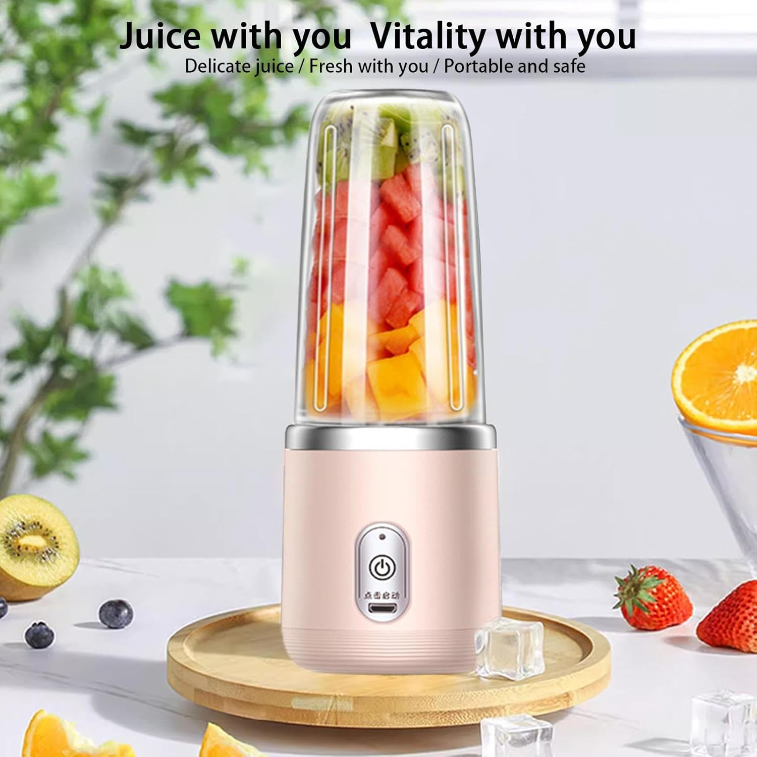 Ein rosa Mixer mit Fruchtstücken und Früchten drumherum.